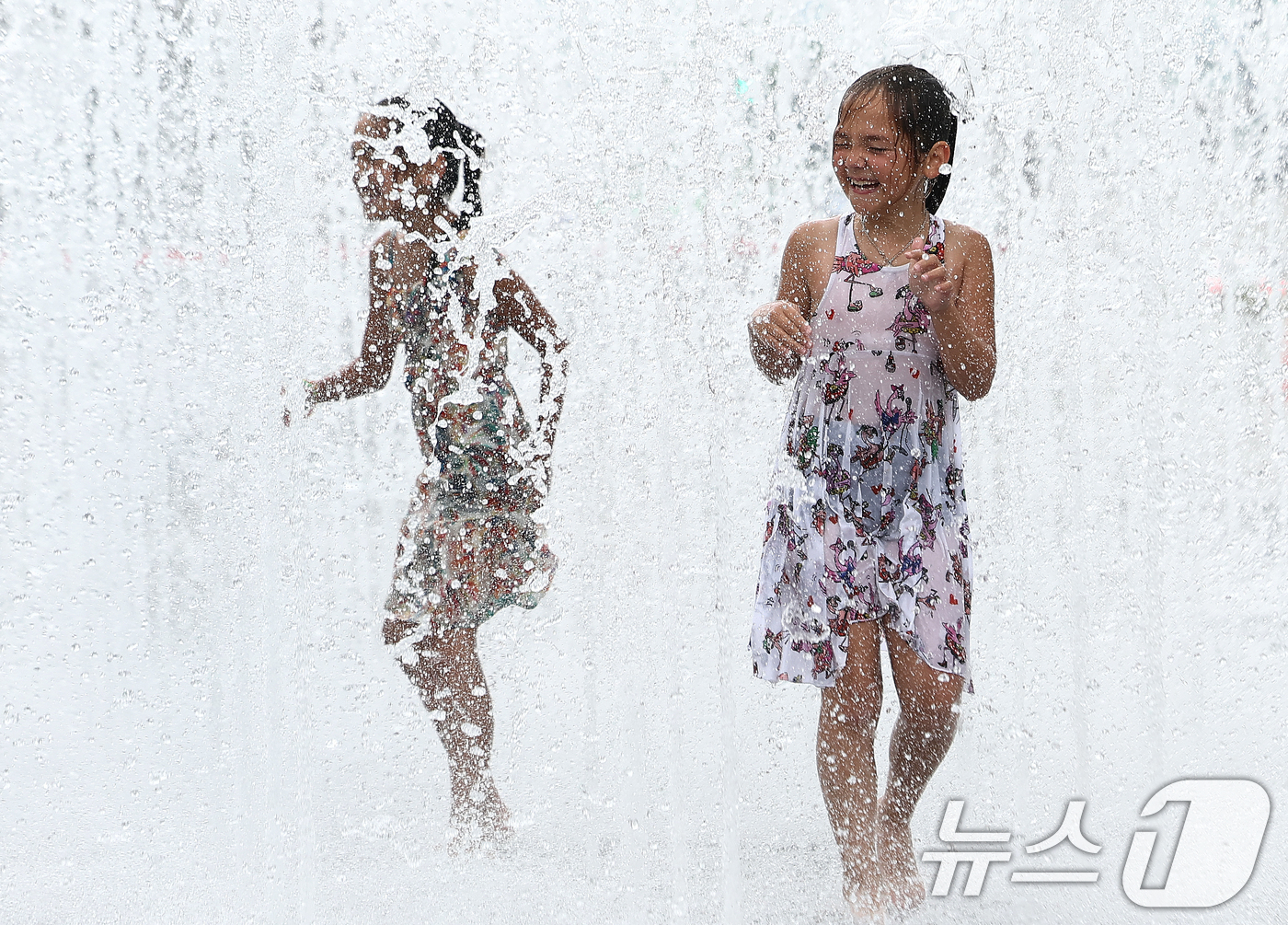 (서울=뉴스1) 김민지 기자 = 절기상 본격적인 더위가 시작된다는 소서(小暑)이자 서울 전역에 첫 폭염경보가 내려진 7일 서울 광화문광장에서 어린이들이 물놀이를 하고 있다. 202 …