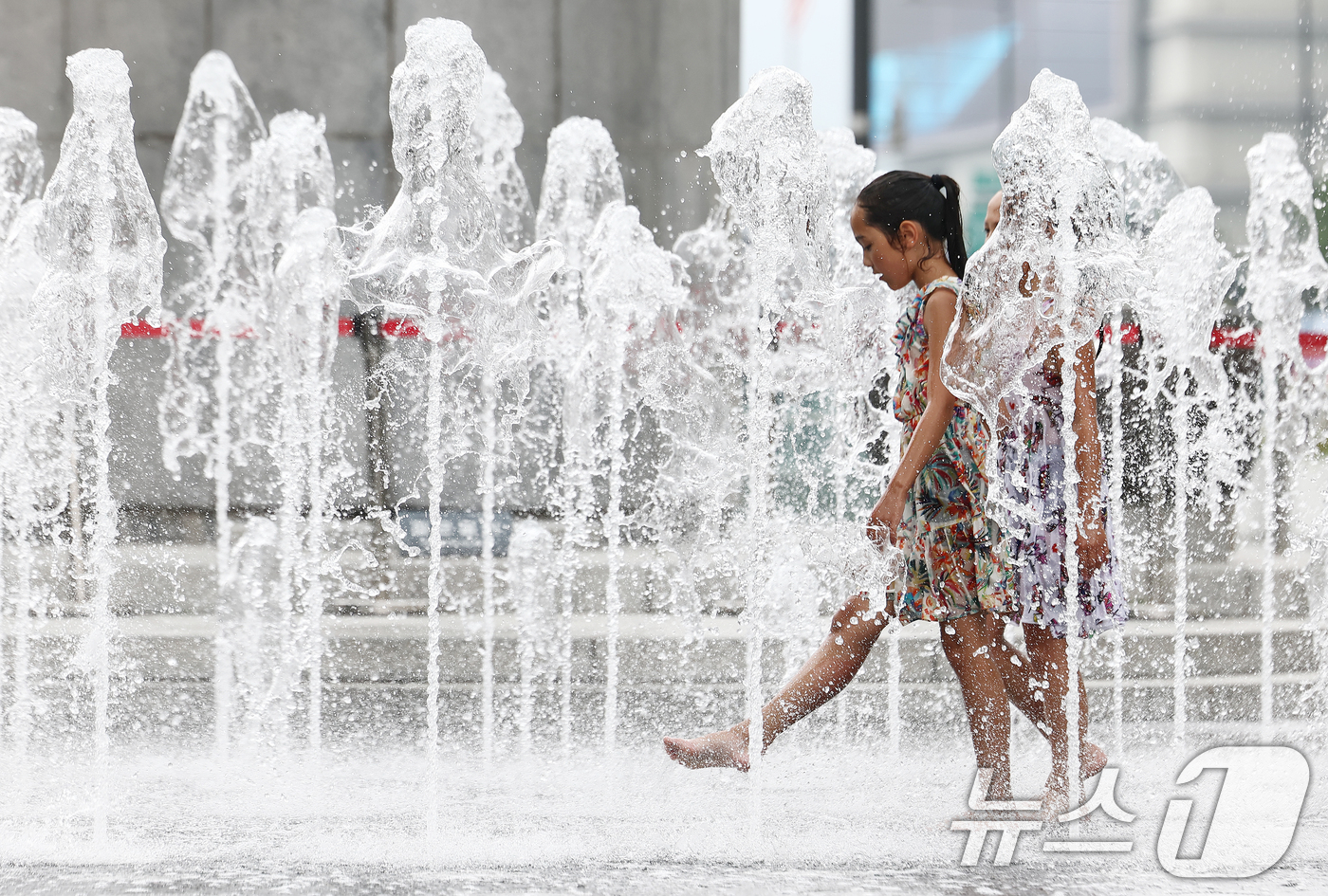 (서울=뉴스1) 김민지 기자 = 절기상 본격적인 더위가 시작된다는 소서(小暑)이자 서울 전역에 첫 폭염경보가 내려진 7일 서울 광화문광장에서 어린이들이 물놀이를 하고 있다. 202 …