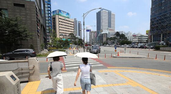 '실내로' 폭염 속 도심 풍경