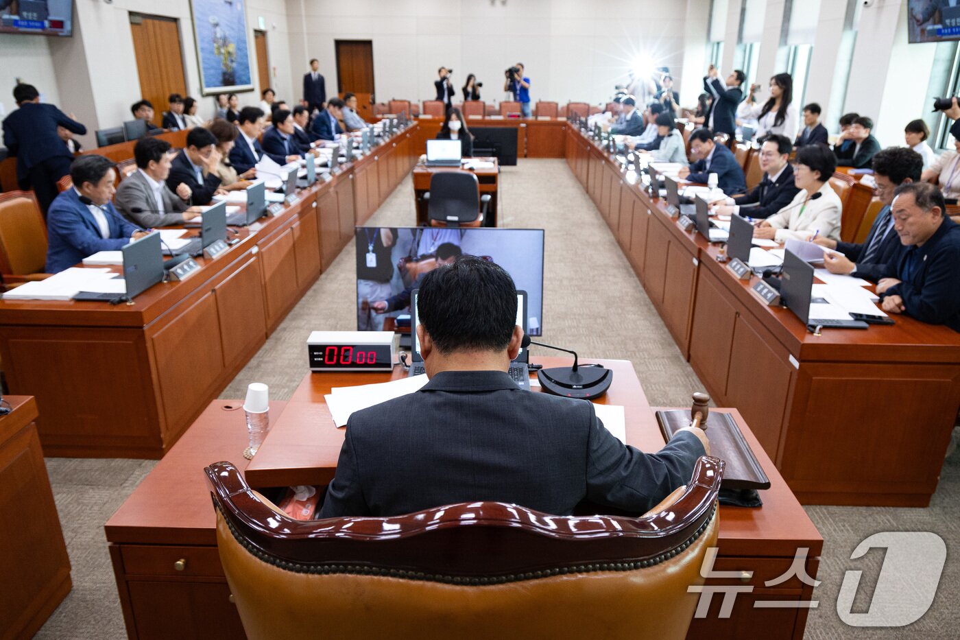 본문 이미지 - 박성민 국회 산업통상자원중소벤처기업위원회 위원장 직무대리(국민의힘 간사)가 7일 서울 여의도 국회에서 열린 제427회 국회(임시회) 산업통상자원중소벤처기업위원회 제1차 전체회의에서 의사봉을 두드리고 있다. 2025.7.7/뉴스1 ⓒ News1 유승관 기자