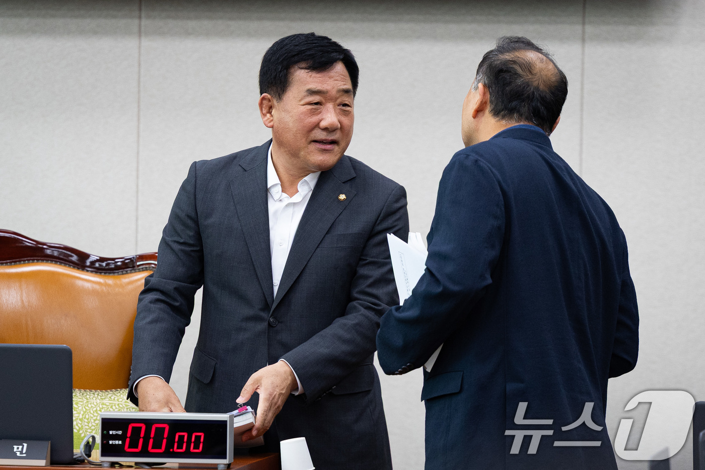 (서울=뉴스1) 유승관 기자 = 박성민 국회 산업통상자원중소벤처기업위원회 위원장 직무대리(국민의힘 간사, 왼쪽)와 김원이 더불어민주당 간사가 7일 서울 여의도 국회에서 열린 제42 …