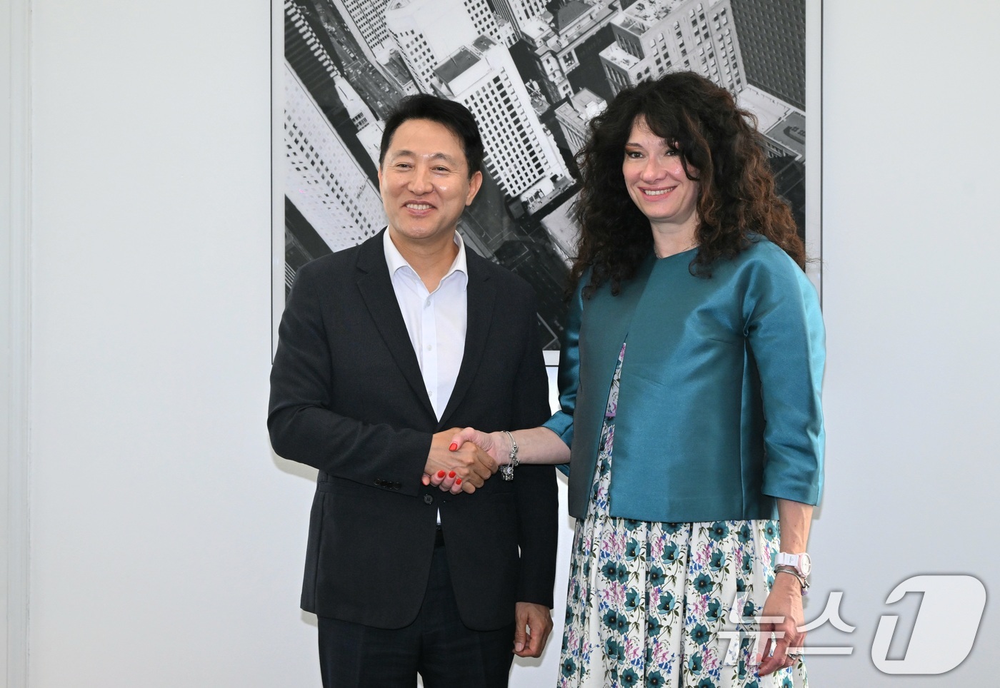 (서울=뉴스1) = 서울시는 오세훈 서울시장이 지난 4일(현지시간) '밀라노 패션위크'를 주최하는 이탈리아 국립패션협회를 찾아 패션 산업 관련 협력 방안을 논의했다고 7일 밝혔다. …