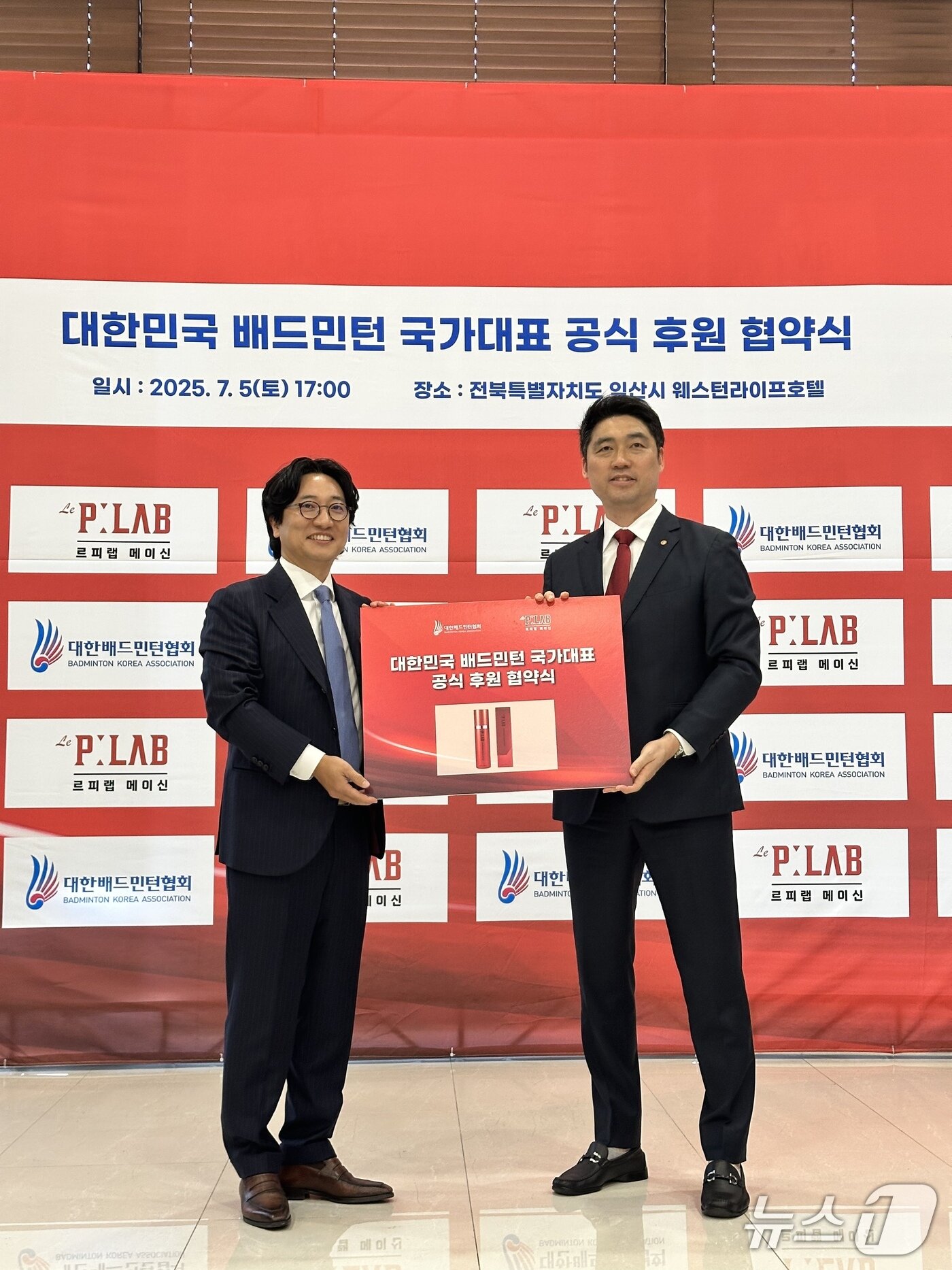 본문 이미지 - 김동문 회장&#40;오른쪽&#41;은 &#34;기존보다 곱절 이상의 후원금을 받게 된다&#34;면서 &#34;서로 최고의 파트너가 될 것&#34;이라고 전했다. &#40;대한배드민턴협회 제공&#41;