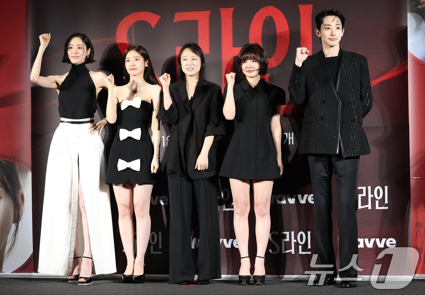 본문 이미지 - 배우 이다희(왼쪽부터)와 아린, 안주영 감독, 이은샘, 이수혁이 7일 서울 용산 CGV에서 열린 웨이브 오리지널 드라마 'S라인'의 제작발표회에 참석해 포즈를 취하고 있다. 'S라인'은 성적 관계를 맺은 사람들 사이에 이어지는 붉은 선, 일명 S라인이 보이기 시작하면서 금지된 욕망과 숨겨진 진실이 드러나는 판타지 스릴러다. 2025.7.7/뉴스1 ⓒ News1 권현진 기자