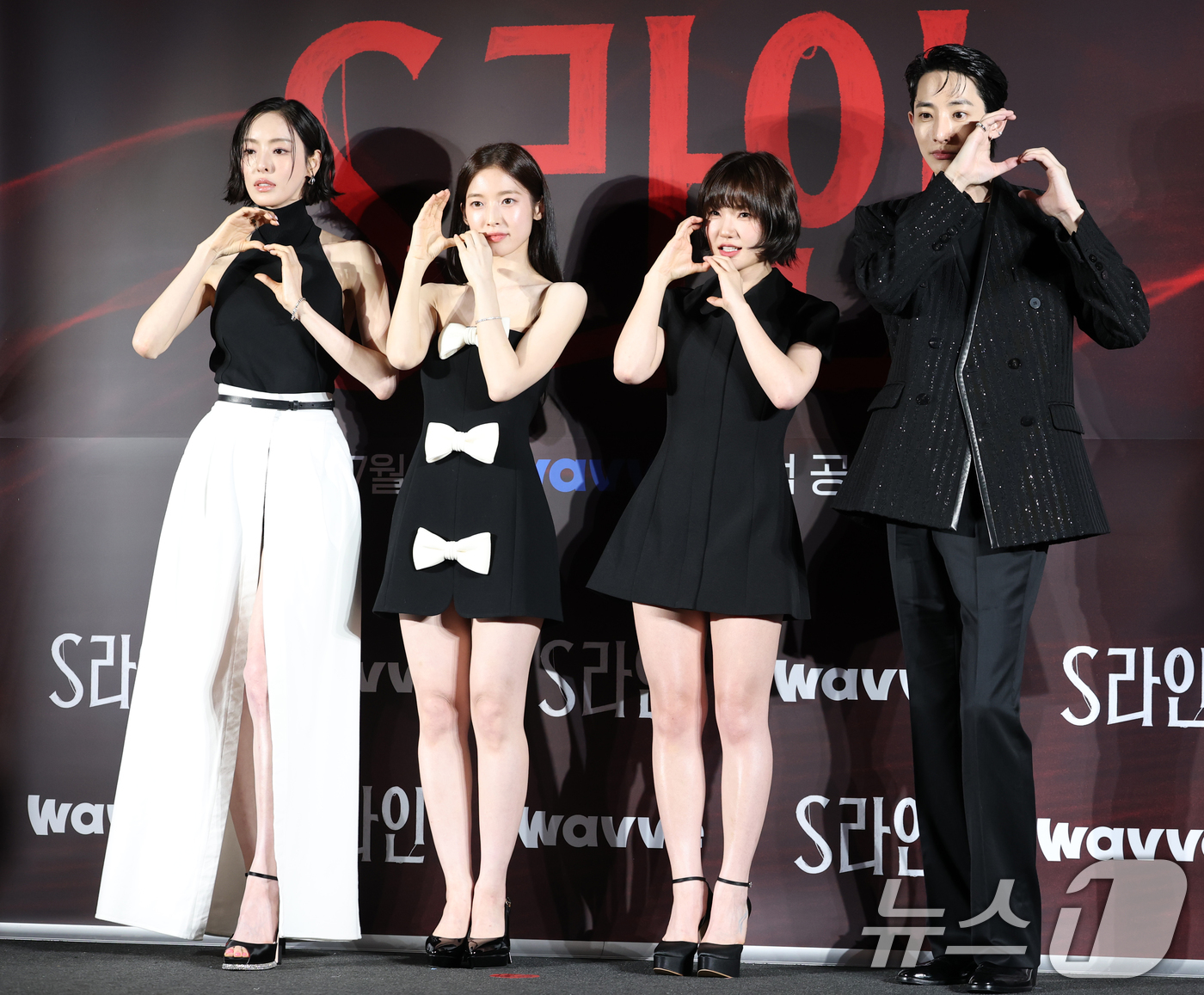 (서울=뉴스1) 권현진 기자 = 배우 이다희(왼쪽부터)와 아린, 이은샘, 이수혁이 7일 서울 용산 CGV에서 열린 웨이브 오리지널 드라마 'S라인'의 제작발표회에 참석해 포즈를 취 …