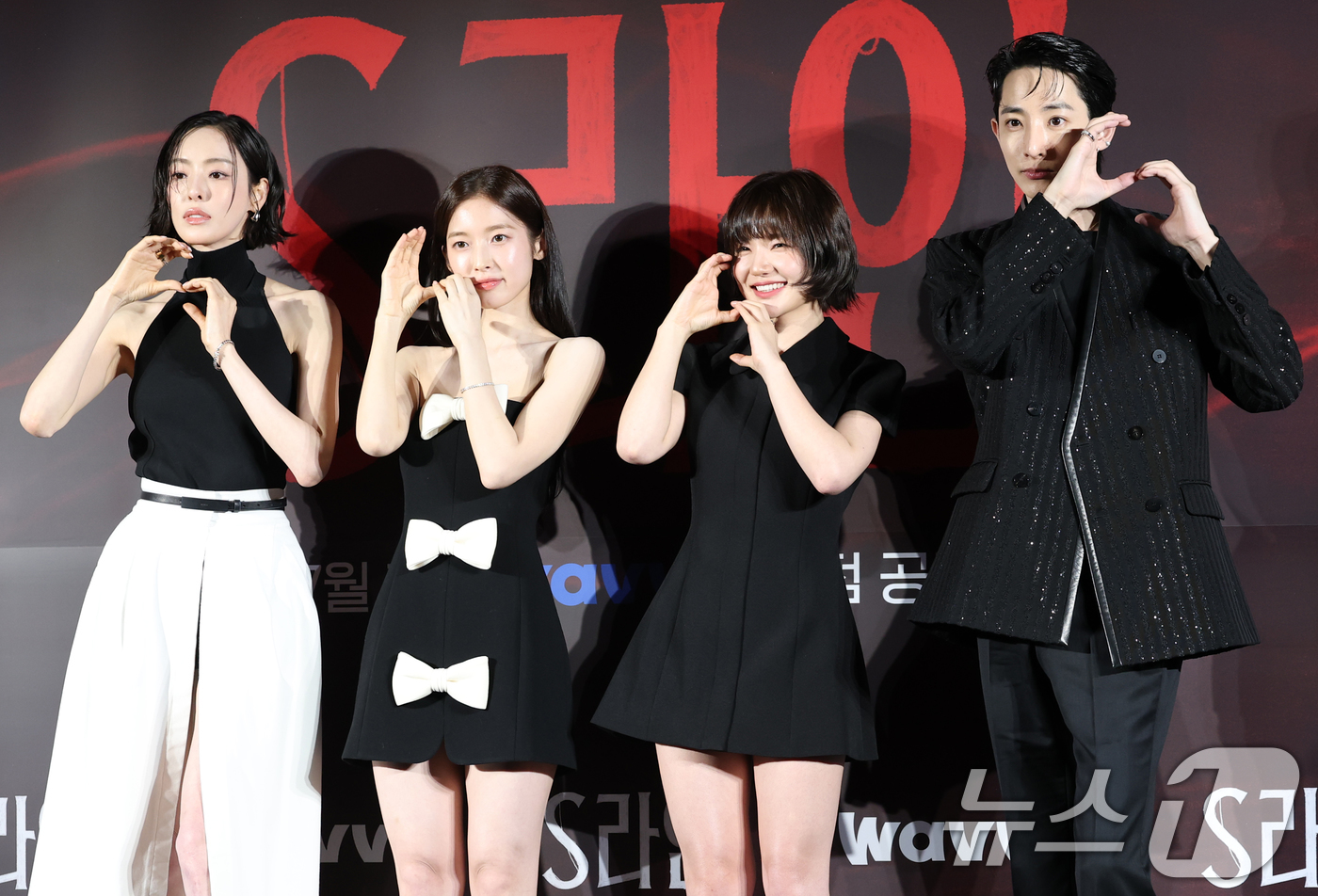 (서울=뉴스1) 권현진 기자 = 배우 이다희(왼쪽부터)와 아린, 이은샘, 이수혁이 7일 서울 용산 CGV에서 열린 웨이브 오리지널 드라마 'S라인'의 제작발표회에 참석해 포즈를 취 …