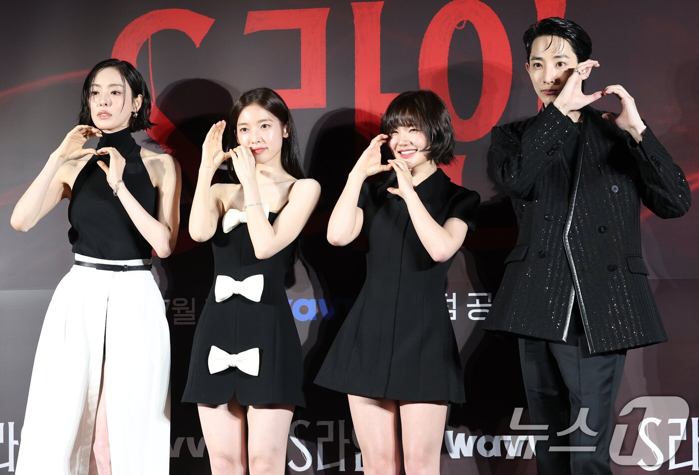 본문 이미지 - 배우 이다희(왼쪽부터)와 아린, 이은샘, 이수혁이 7일 서울 용산 CGV에서 열린 웨이브 오리지널 드라마 'S라인'의 제작발표회에 참석해 포즈를 취하고 있다. 'S라인'은 성적 관계를 맺은 사람들 사이에 이어지는 붉은 선, 일명 S라인이 보이기 시작하면서 금지된 욕망과 숨겨진 진실이 드러나는 판타지 스릴러다. 2025.7.7/뉴스1 ⓒ News1 권현진 기자