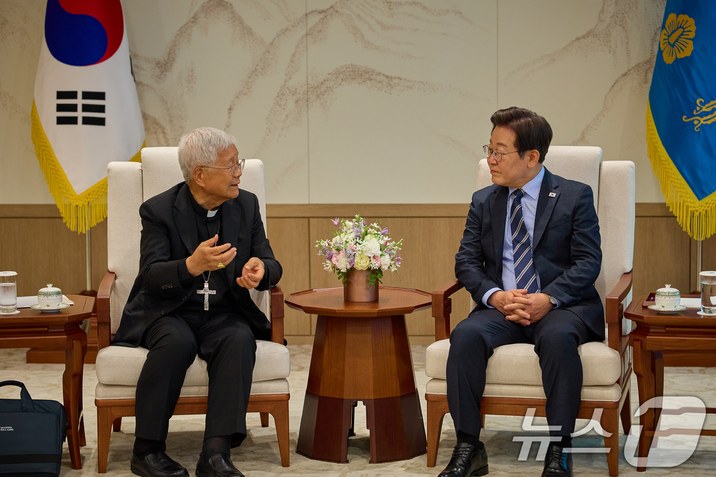 (서울=뉴스1) 허경 기자 = 이재명 대통령이 7일 서울 용산 대통령실 청사에서 유흥식 추기경을 접견하고 있다. (대통령실 제공. 재판매 및 DB 금지) 2025.7.7/뉴스1