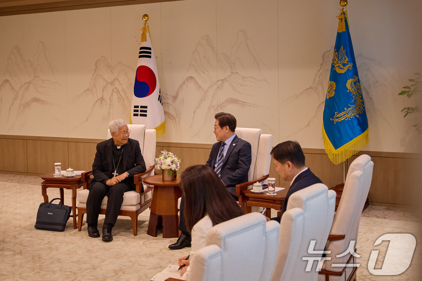 (서울=뉴스1) 허경 기자 = 이재명 대통령이 7일 서울 용산 대통령실 청사에서 유흥식 추기경을 접견하고 있다. (대통령실 제공. 재판매 및 DB 금지) 2025.7.7/뉴스1