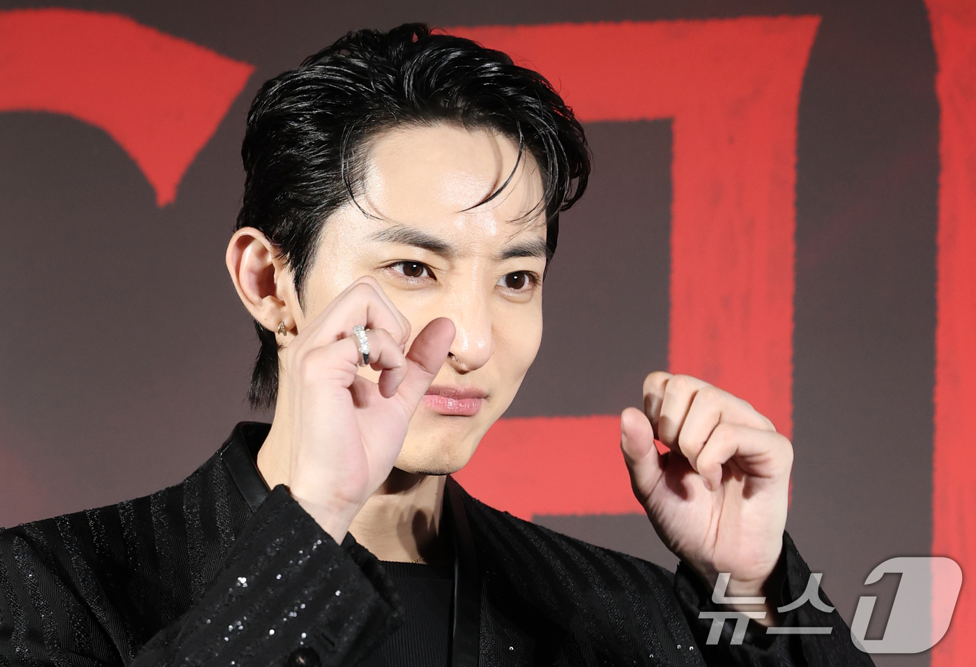 (서울=뉴스1) 권현진 기자 = 배우 이수혁이 7일 서울 용산 CGV에서 열린 웨이브 오리지널 드라마 'S라인'의 제작발표회에 참석해 포즈를 취하고 있다.'S라인'은 성적 관계를 …