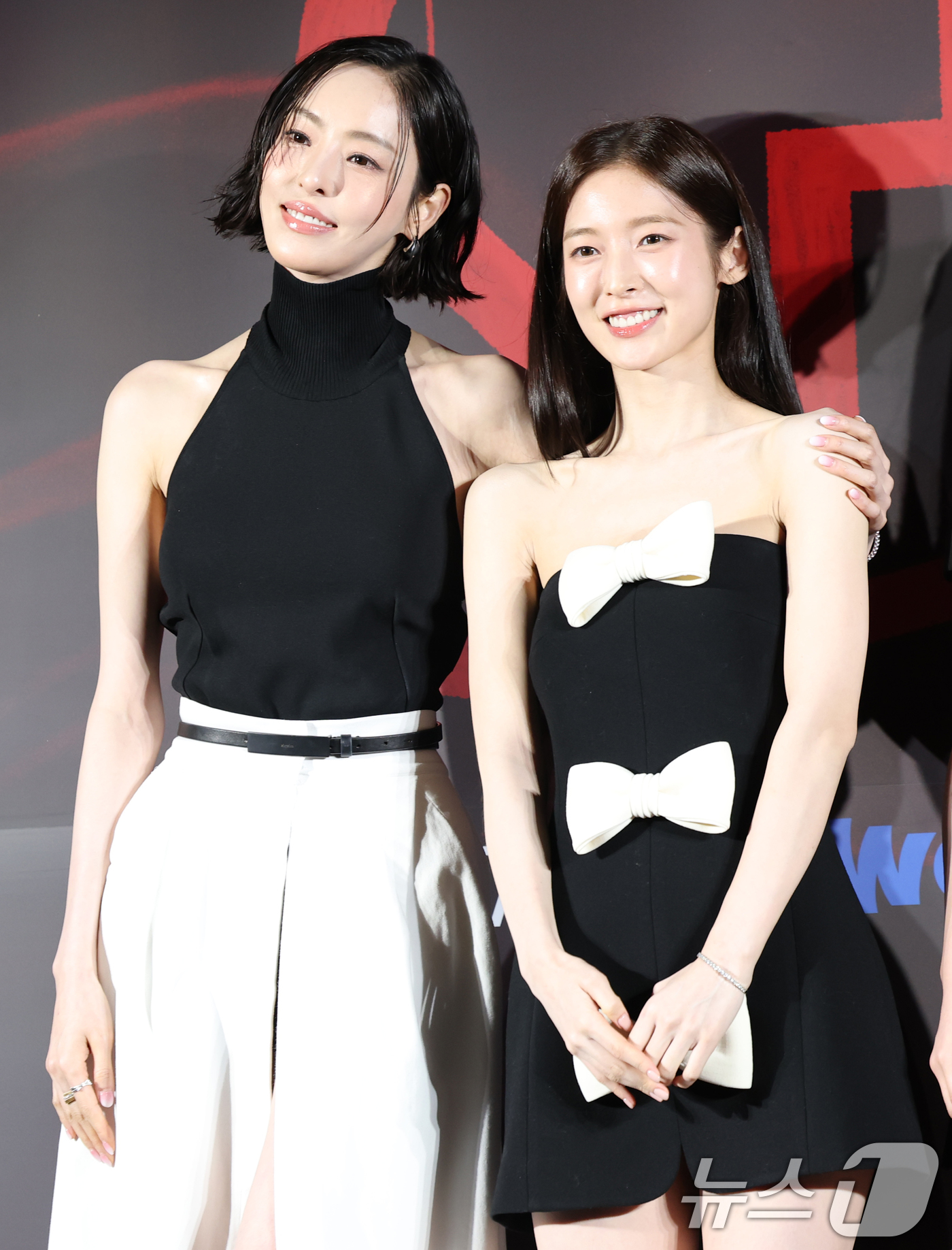 (서울=뉴스1) 권현진 기자 = 배우 이다희와 아린(오른쪽)이 7일 서울 용산 CGV에서 열린 웨이브 오리지널 드라마 'S라인'의 제작발표회에 참석해 포즈를 취하고 있다.'S라인' …