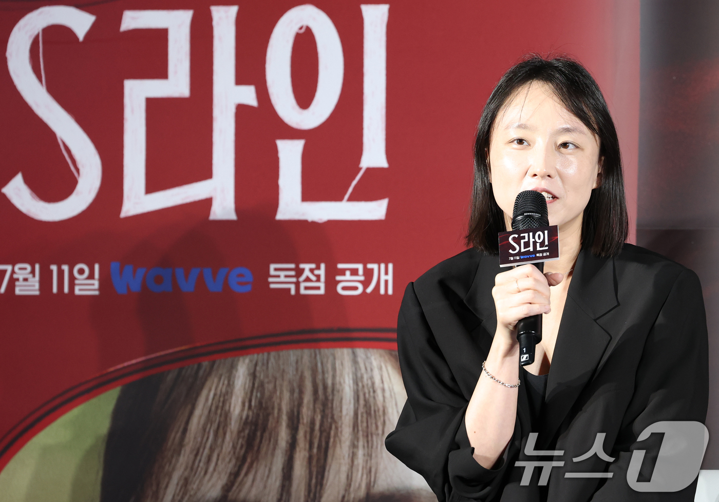 (서울=뉴스1) 권현진 기자 = 안주영 감독이 7일 서울 용산 CGV에서 열린 웨이브 오리지널 드라마 'S라인'의 제작발표회에 참석해 인사말을 하고 있다.'S라인'은 성적 관계를 …