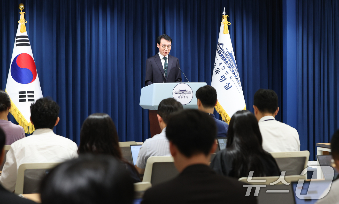 (서울=뉴스1) 허경 기자 = 이규연 대통령실 홍보소통수석이 7일 서울 용산구 대통령실 청사에서 인천 계양구 맨홀 사고 관련 브리핑을 하고 있다. 2025.7.7/뉴스1