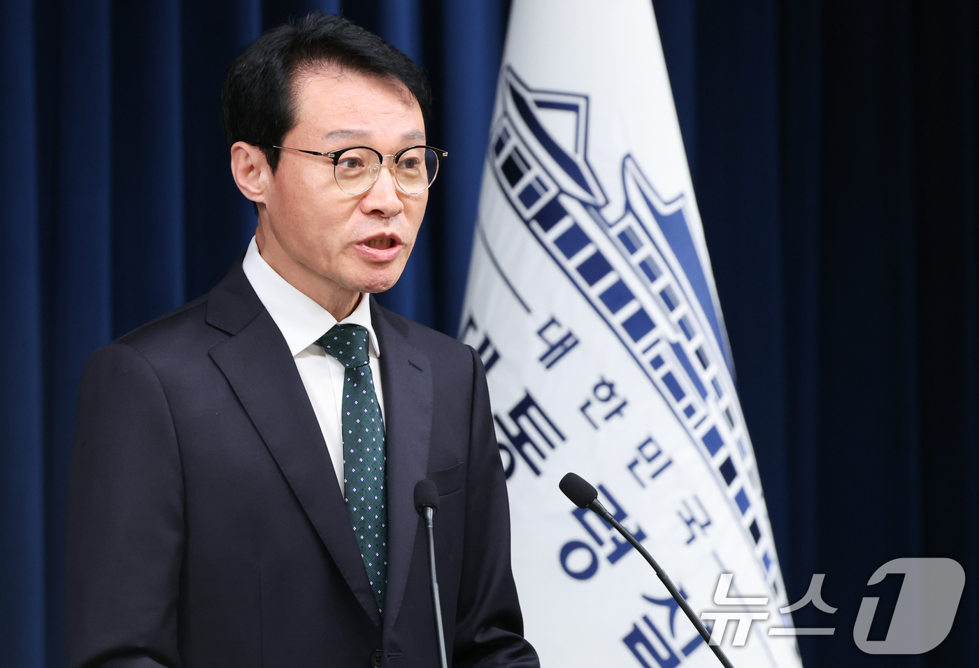 (서울=뉴스1) 허경 기자 = 이규연 대통령실 홍보소통수석이 7일 서울 용산구 대통령실 청사에서 인천 계양구 맨홀 사고 관련 브리핑을 하고 있다. 2025.7.7/뉴스1