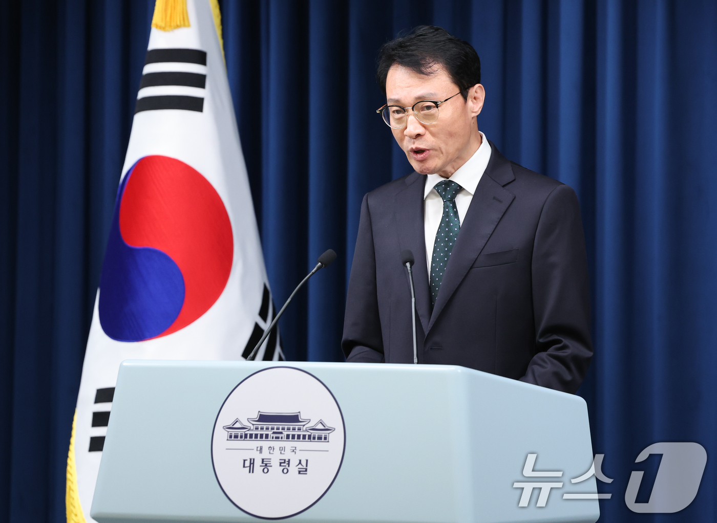 (서울=뉴스1) 허경 기자 = 이규연 대통령실 홍보소통수석이 7일 서울 용산구 대통령실 청사에서 인천 계양구 맨홀 사고 관련 브리핑을 하고 있다. 2025.7.7/뉴스1