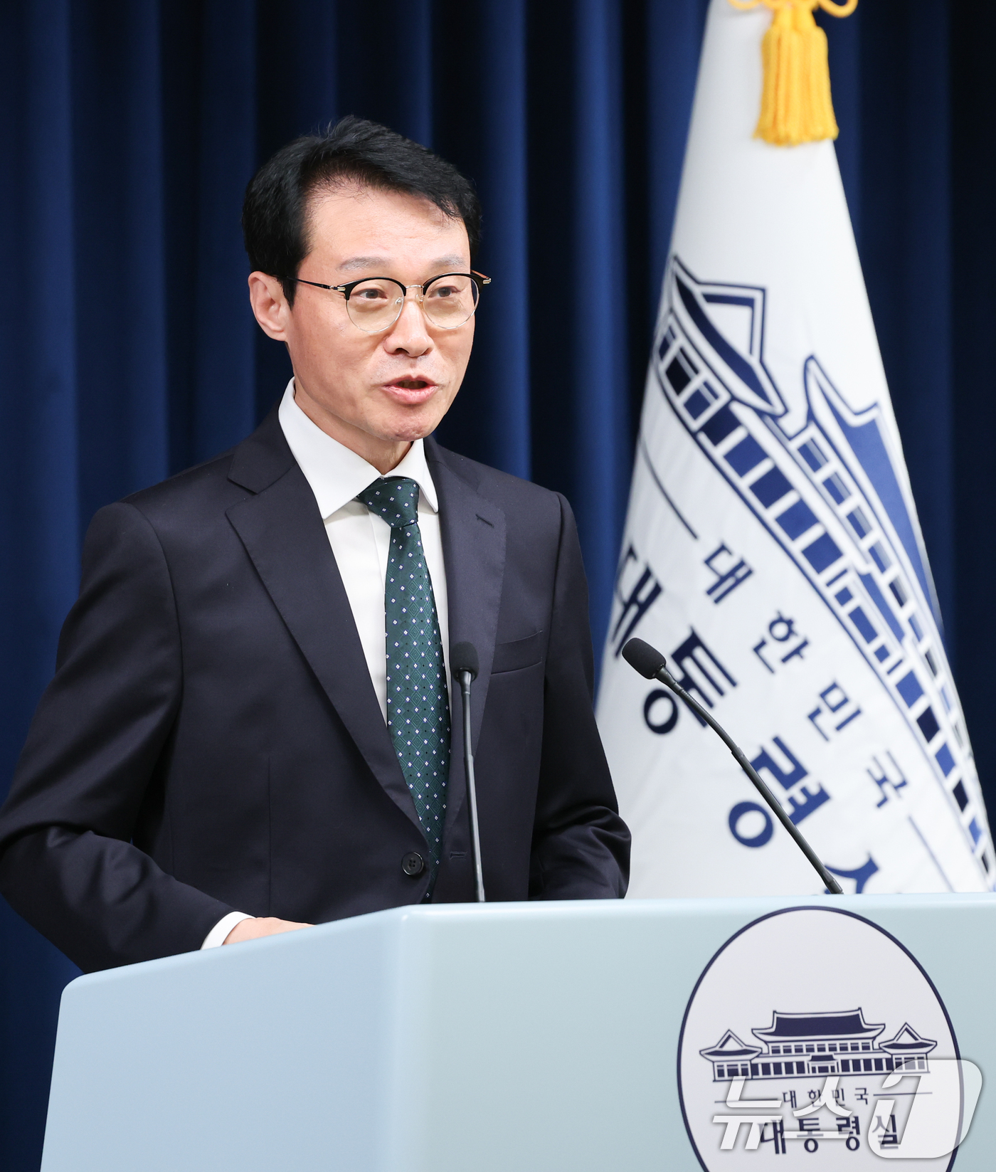 (서울=뉴스1) 허경 기자 = 이규연 대통령실 홍보소통수석이 7일 서울 용산구 대통령실 청사에서 인천 계양구 맨홀 사고 관련 브리핑을 하고 있다. 2025.7.7/뉴스1