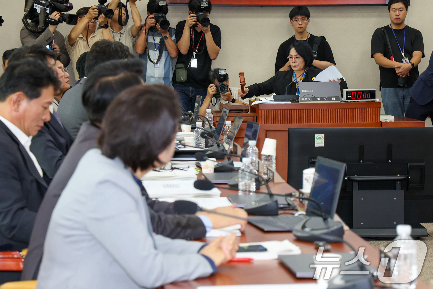 (서울=뉴스1) 안은나 기자 = 7일 오후 서울 여의도 국회에서 열린 제427회국회(임시회) 과학기술정보방송통신위원회 제1차 전체회의에서 최민희 위원장이 의사봉을 두드리고 있다. …