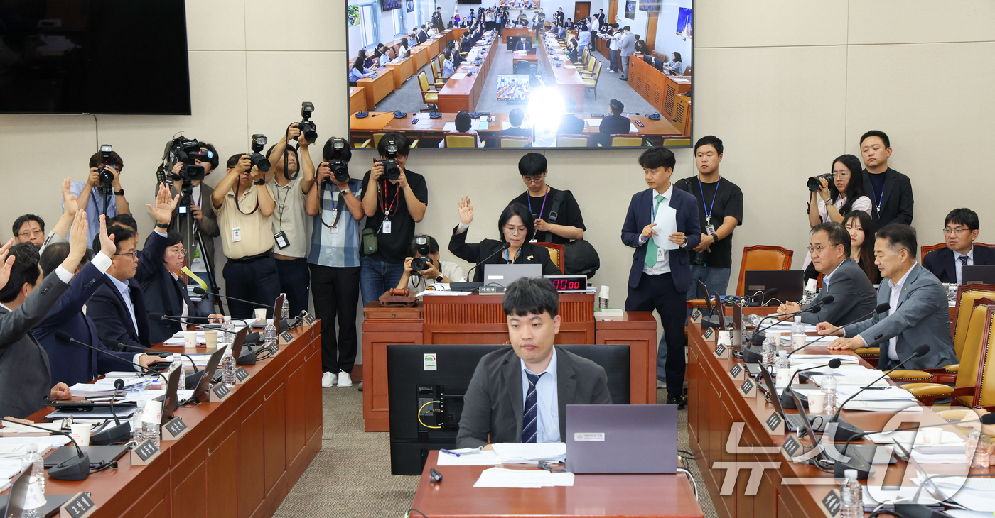 (서울=뉴스1) 안은나 기자 = 7일 오후 서울 여의도 국회에서 열린 제427회국회(임시회) 과학기술정보방송통신위원회 제1차 전체회의에서 최민희 위원장을 비롯한 더불어민주당 의원들 …