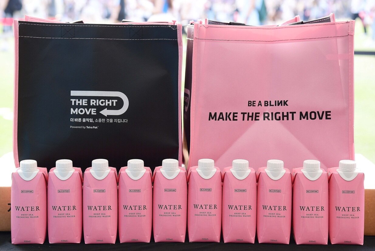 본문 이미지 - 블링크 X 테트라팩 커스텀 재활용 수거함 및 블랙핑크 커스텀 종이팩(멸균팩) 생수 / 사진=테트라팩 코리아 제공
