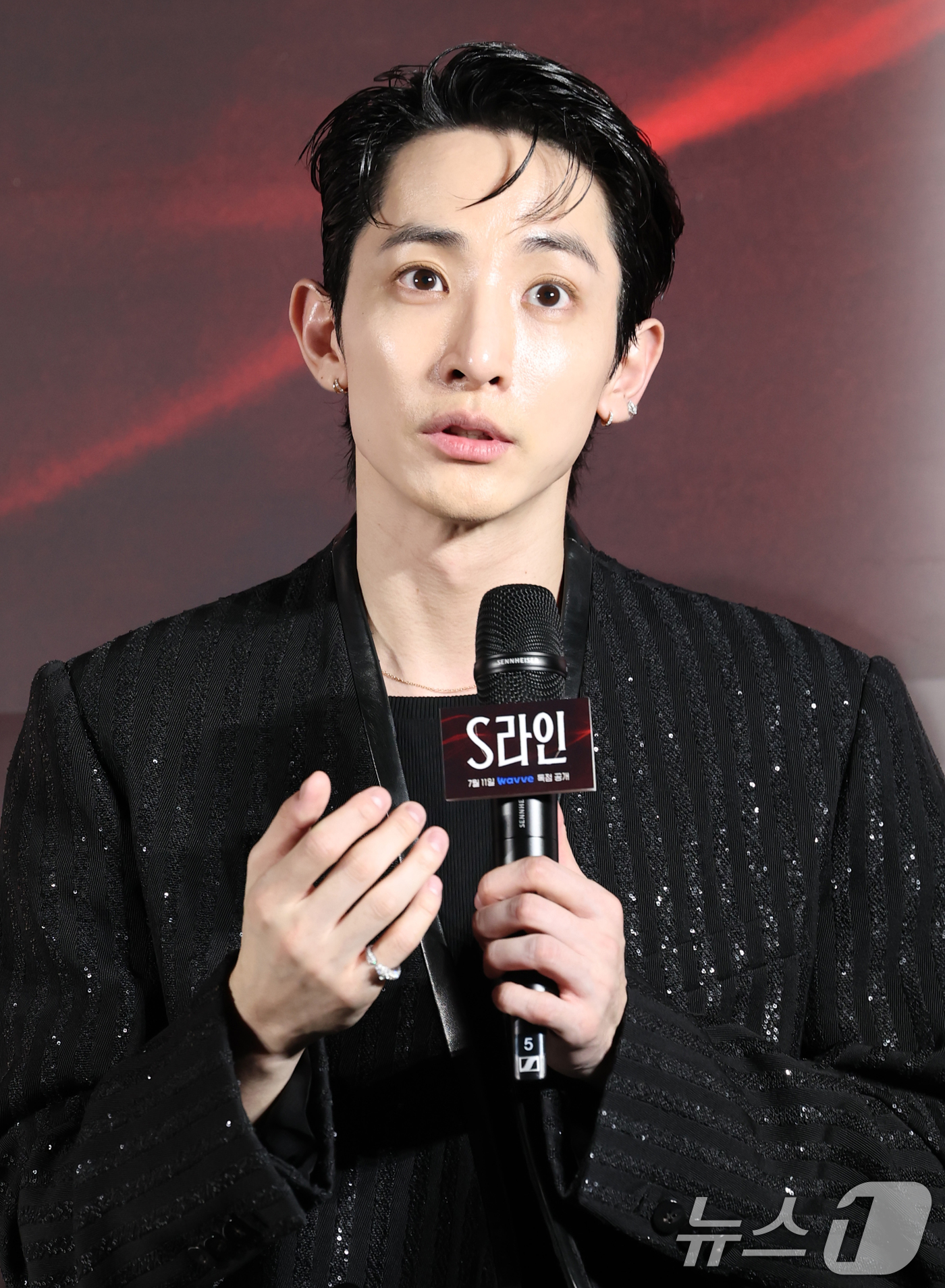 (서울=뉴스1) 권현진 기자 = 배우 이수혁이 7일 서울 용산 CGV에서 열린 웨이브 오리지널 드라마 'S라인'의 제작발표회에 참석해 인사말을 하고 있다.'S라인'은 성적 관계를 …