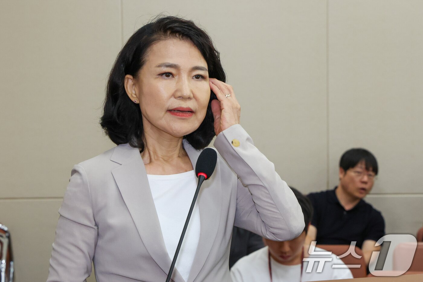 본문 이미지 - 이진숙 방송통신위원장이 7일 오후 서울 여의도 국회에서 열린 제427회국회(임시회) 과학기술정보방송통신위원회 제1차 전체회의에서 법안 통과 후 정부측 인사말을 하고 있다. 과방위는 이날 찬성 11인, 반대 3인으로 방송3법(방송법·방송문화진흥회법·한국교육방송공사법 개정안)을 가결했다. 2025.7.7/뉴스1 ⓒ News1 안은나 기자