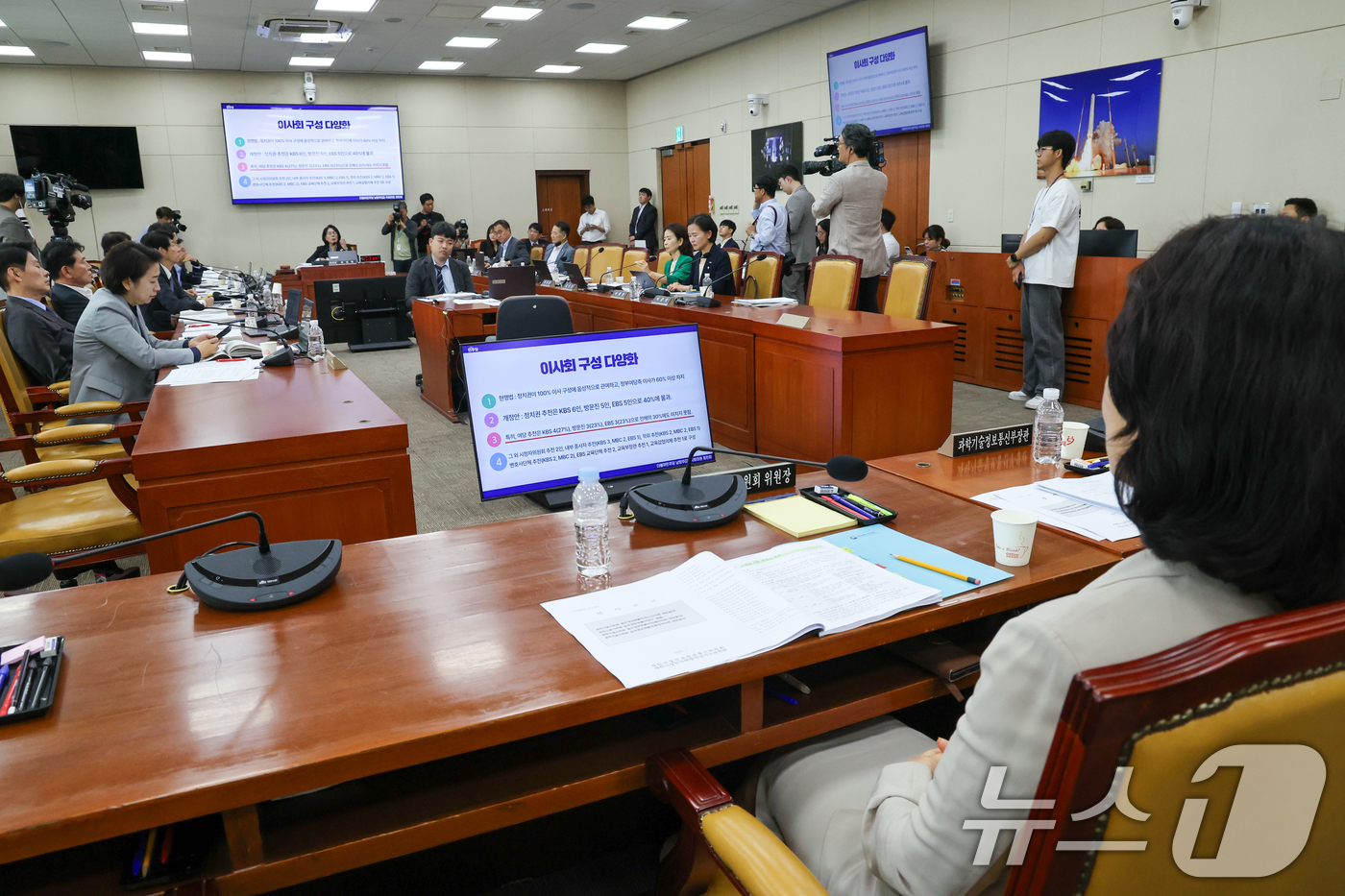 (서울=뉴스1) 안은나 기자 = 이진숙 방송통신위원장이 7일 오후 서울 여의도 국회에서 열린 제427회국회(임시회) 과학기술정보방송통신위원회 제1차 전체회의에서 최민희 위원장이 준 …