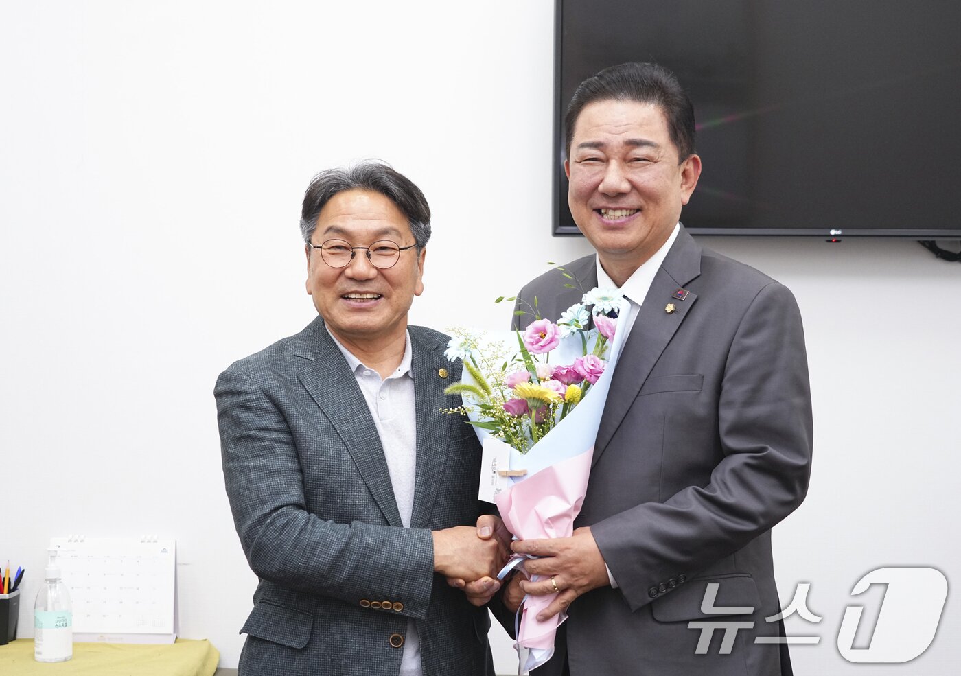 본문 이미지 - 강기정 광주시장이 7일 여의도 국회에서 김병기 더불어민주당 당대표 직무대행 겸 원내대표를 방문해 광주발전 10대 프로젝트 국정과제 반영 지원을 건의한 후 기념촬영을 하고 있다.&#40;광주시 제공. 재판매 및 DB 금지&#41; 2025.7.7/뉴스1