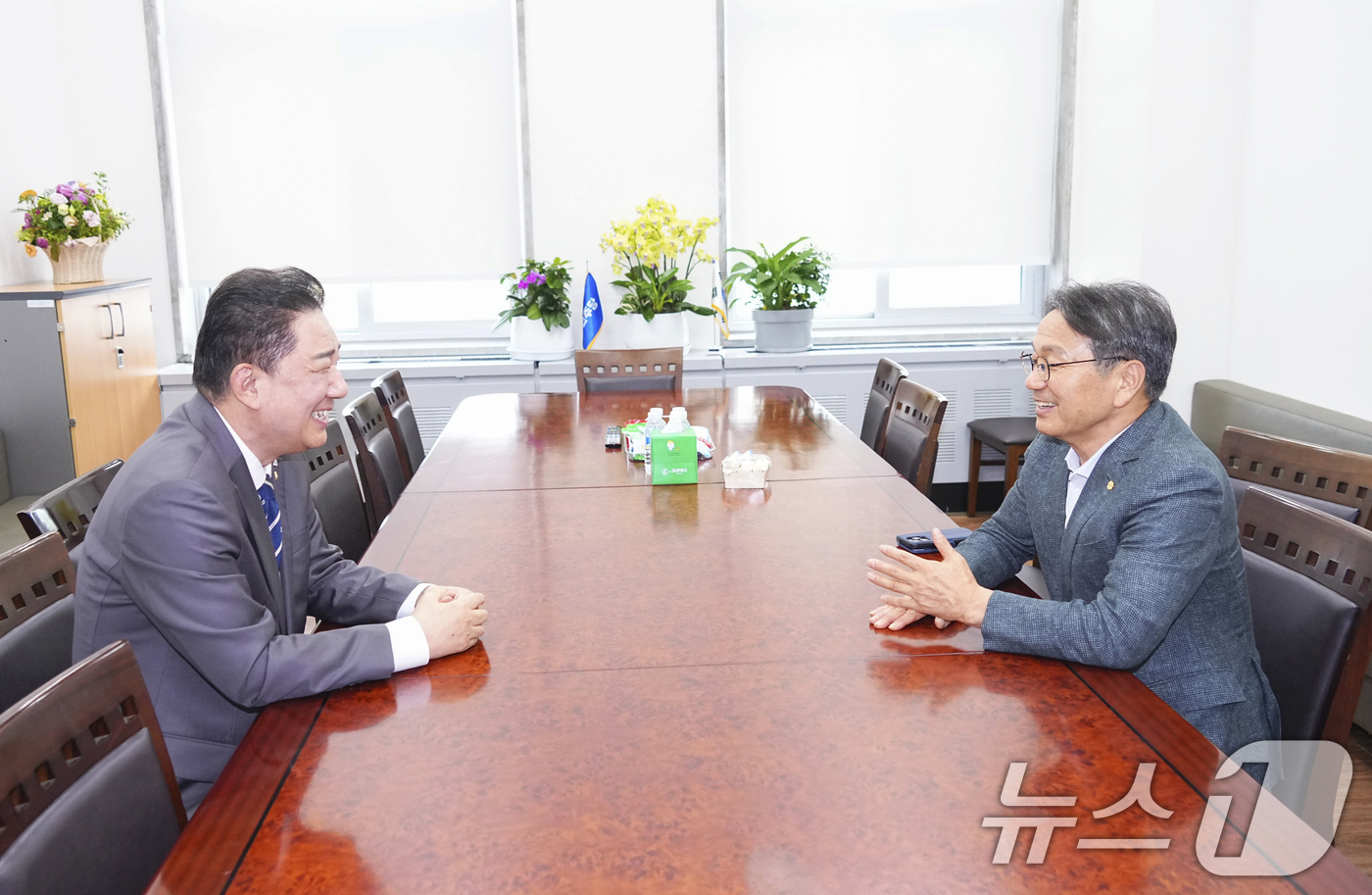 (광주=뉴스1) 박준배 기자 = 강기정 광주시장이 7일 여의도 국회에서 김병기 더불어민주당 당대표 직무대행 겸 원내대표를 방문해 광주발전 10대 프로젝트 국정과제 반영 지원을 건의 …