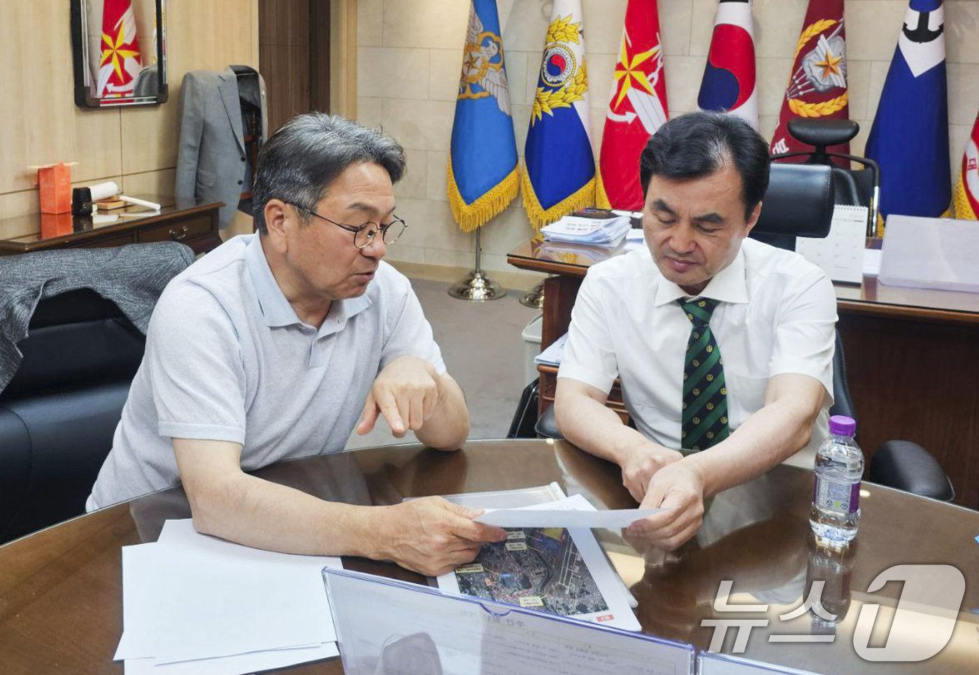 (광주=뉴스1) 박준배 기자 = 강기정 광주시장이 7일 국방부청사에서 안규백 국방부장관 후보자를 찾아 민·군 통합공항 이전에 대해 논의하고 있다.(광주시 제공. 재판매 및 DB 금 …