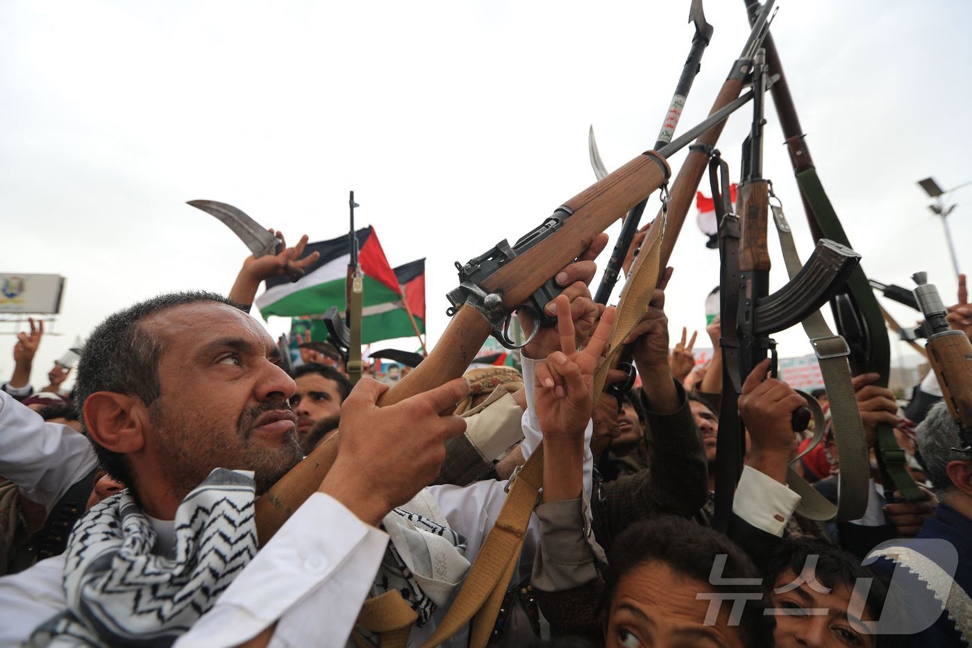 (사나 AFP=뉴스1) 윤다정 기자 = 4일(현지 시간) 예멘 후티 반군이 통치하는 수도 사나에서 팔레스타인과 가자지구에 연대하고 이스라엘과 미국을 규탄하는 집회 참가자들이 소총을 …