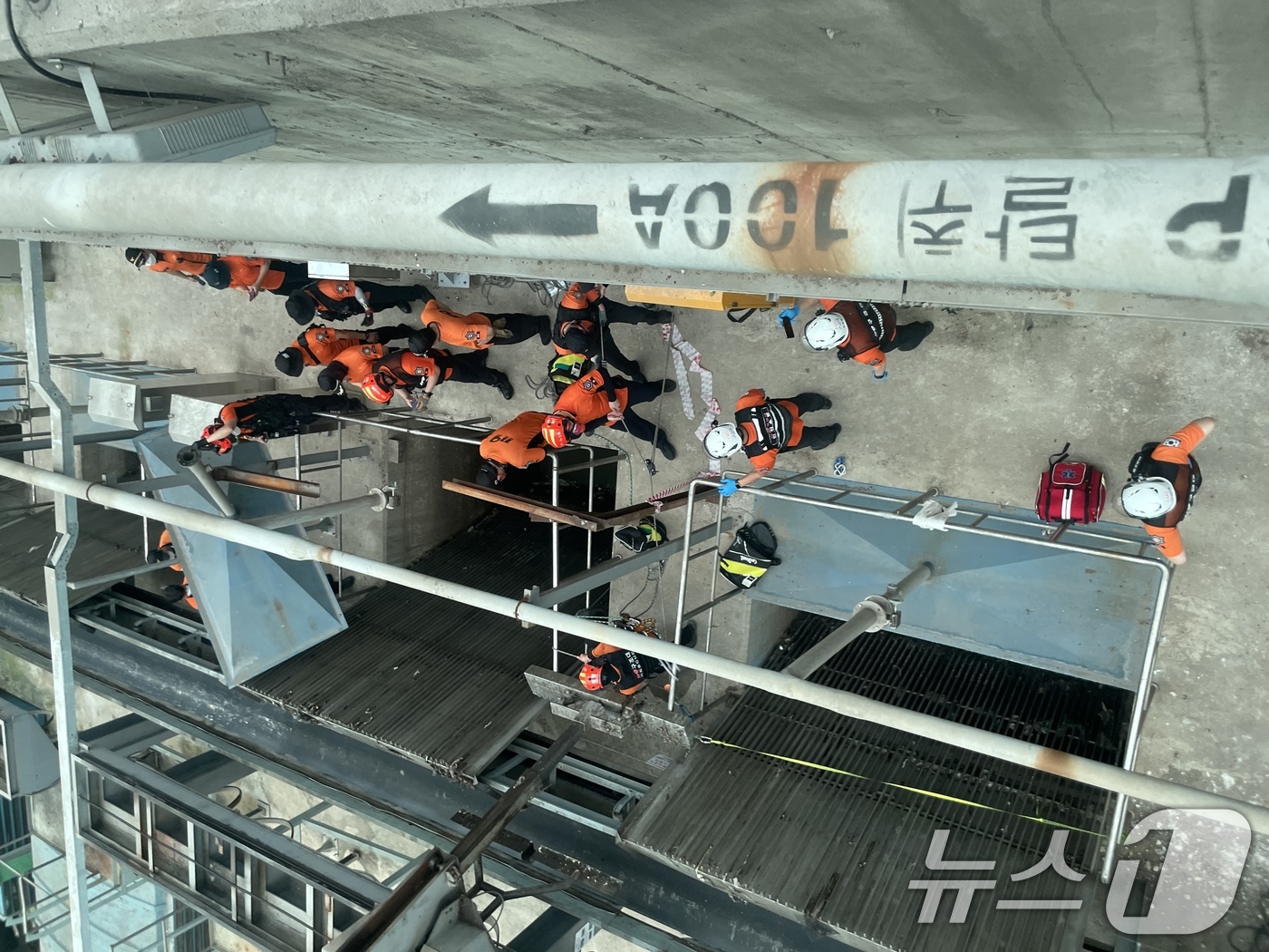 (서울=뉴스1) 민경석 기자 = 7일 경기 부천시 굴포천 하수종말처리장에서 소방대원들이 전날 인천 계양구 맨홀 내부 작업 도중 실종된 50대 남성 A씨에 대한 수색·구조작업을 벌이 …