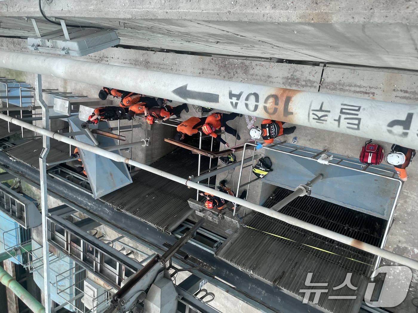 (서울=뉴스1) 민경석 기자 = 7일 경기 부천시 굴포천 하수종말처리장에서 소방대원들이 전날 인천 계양구 맨홀 내부 작업 도중 실종된 50대 남성 A씨에 대한 수색·구조작업을 벌이 …