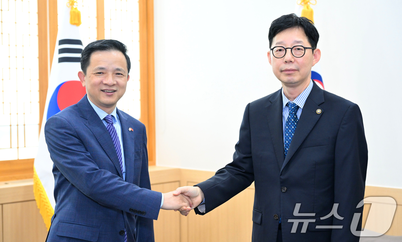 (서울=뉴스1) 민경석 기자 = 박윤주 외교부 1차관이 7일 오후 서울 종로구 외교부 청사에서 다이빙(戴兵, Dai Bing) 주한중국대사를 접견해 악수를 나누고 있다.(외교부 제 …