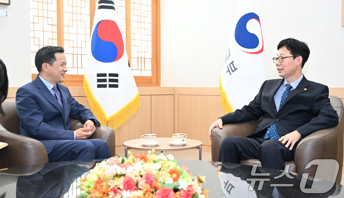 (서울=뉴스1) 민경석 기자 = 박윤주 외교부 1차관이 7일 오후 서울 종로구 외교부 청사에서 다이빙(戴兵, Dai Bing) 주한중국대사를 접견해 환담을 나누고 있다.(외교부 제 …