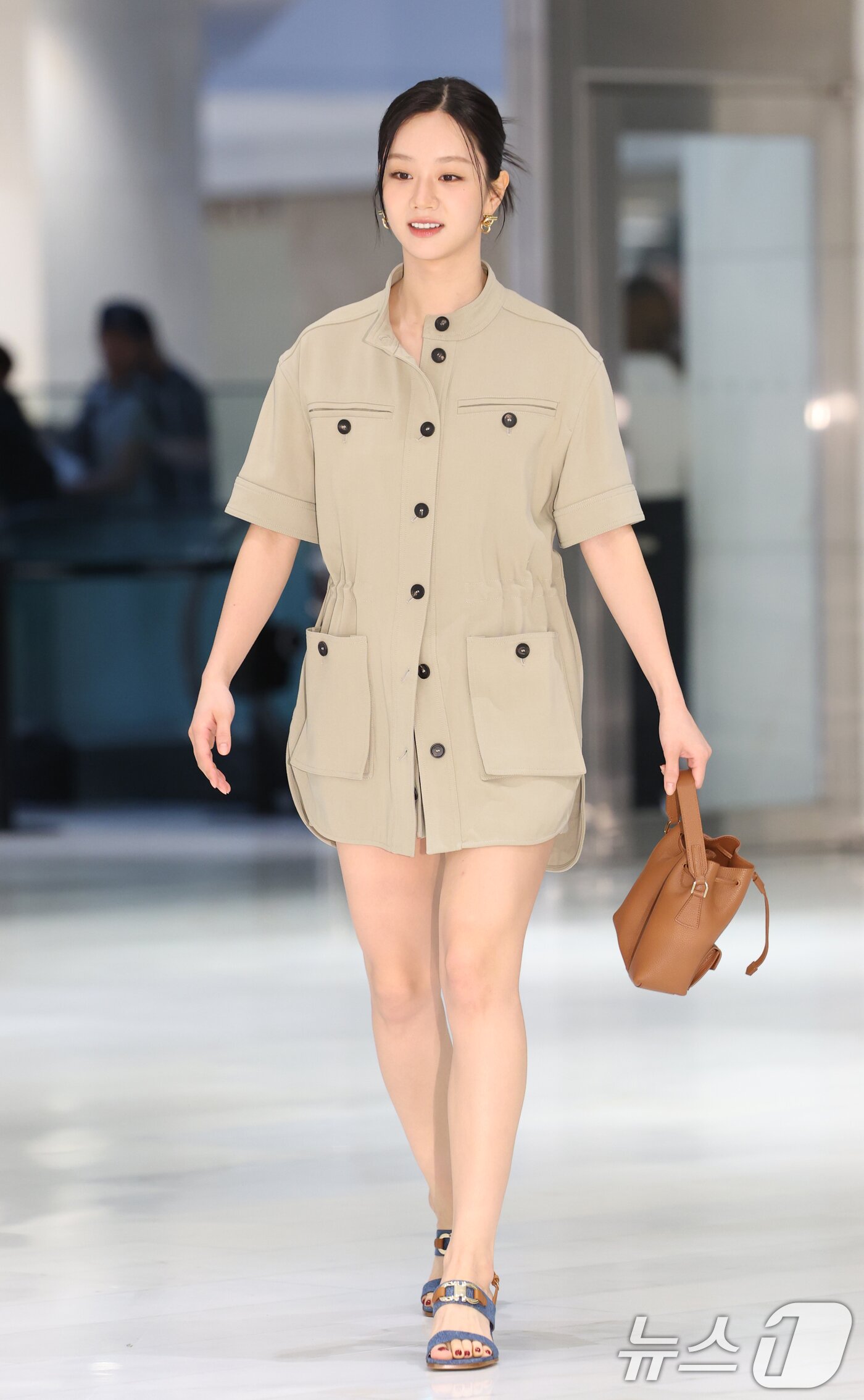 본문 이미지 - 배우 혜리가 7일 오후 서울 영등포구 더현대 서울에서 열린 페라가모 부티크 오픈 기념 행사에 참석하고 있다. ⓒ News1 권현진 기자