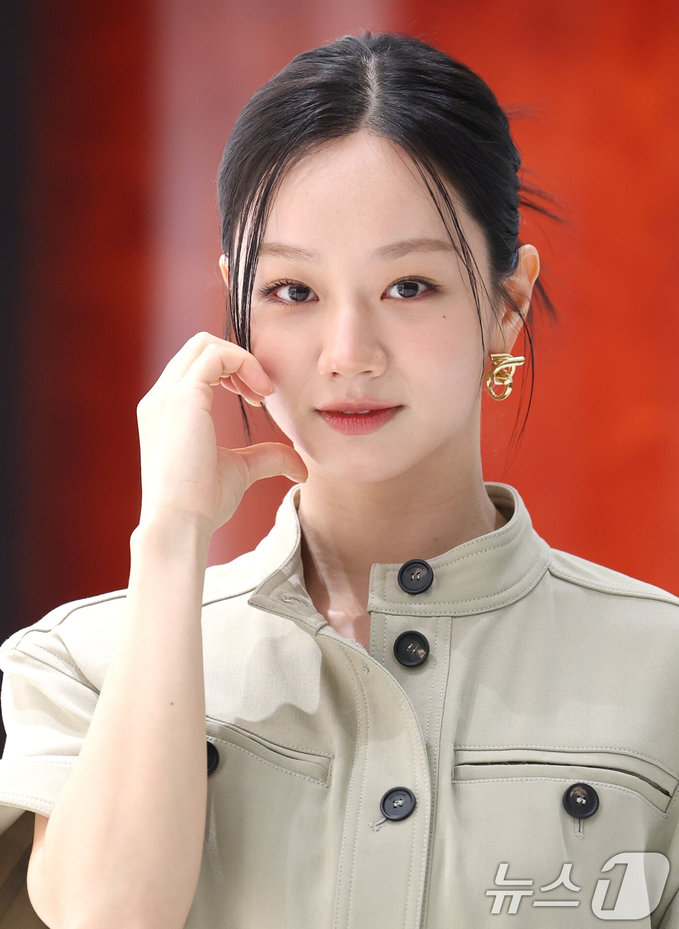 본문 이미지 - 배우 혜리가 7일 오후 서울 영등포구 더현대 서울에서 열린 페라가모 부티크 오픈 기념 행사에 참석해 사랑스러운 볼 하트를 그리고 있다. ⓒ News1 권현진 기자
