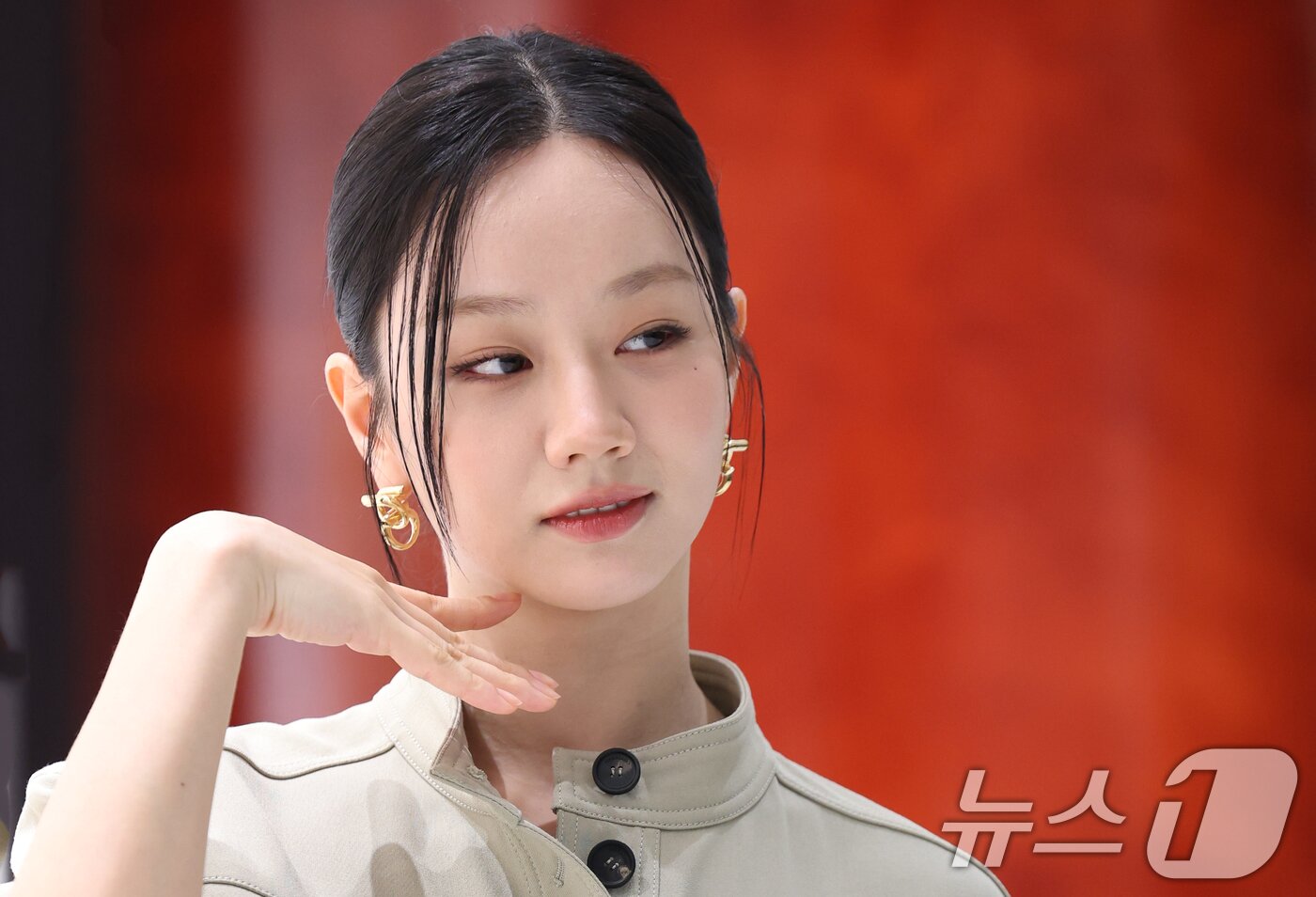 본문 이미지 - 배우 혜리가 7일 오후 서울 영등포구 더현대 서울에서 열린 페라가모 부티크 오픈 기념 행사에 참석해 사랑스러운 포즈를 취하고 있다. ⓒ News1 권현진 기자