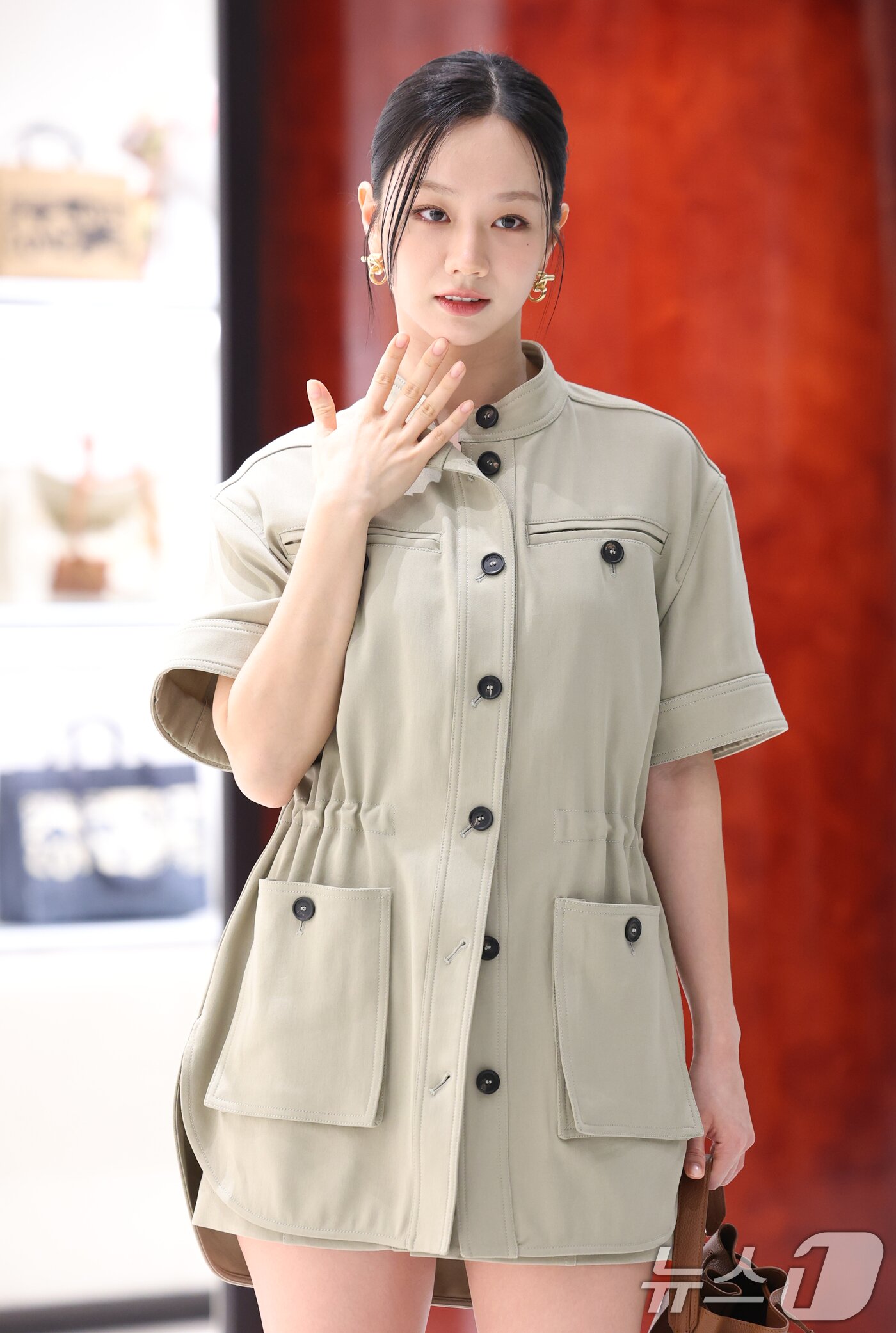 본문 이미지 - 배우 혜리가 7일 오후 서울 영등포구 더현대 서울에서 열린 페라가모 부티크 오픈 기념 행사에 참석해 매혹적인 포즈를 취하고 있다. ⓒ News1 권현진 기자