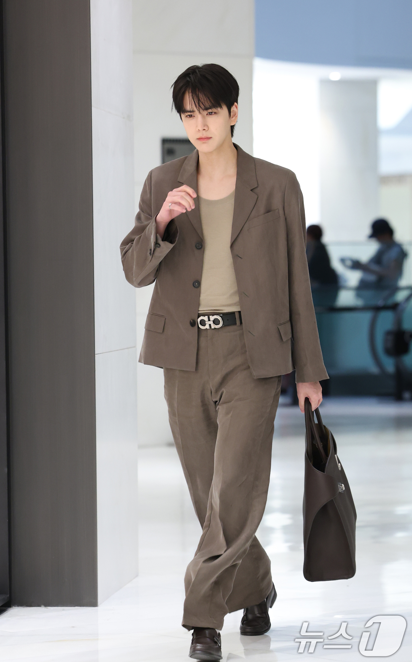 (서울=뉴스1) 권현진 기자 = 더보이즈 영훈이 7일 오후 서울 영등포구 더현대 서울에서 열린 페라가모 부티크 오픈 기념 행사에 참석하고 있다. 2025.7.7/뉴스1