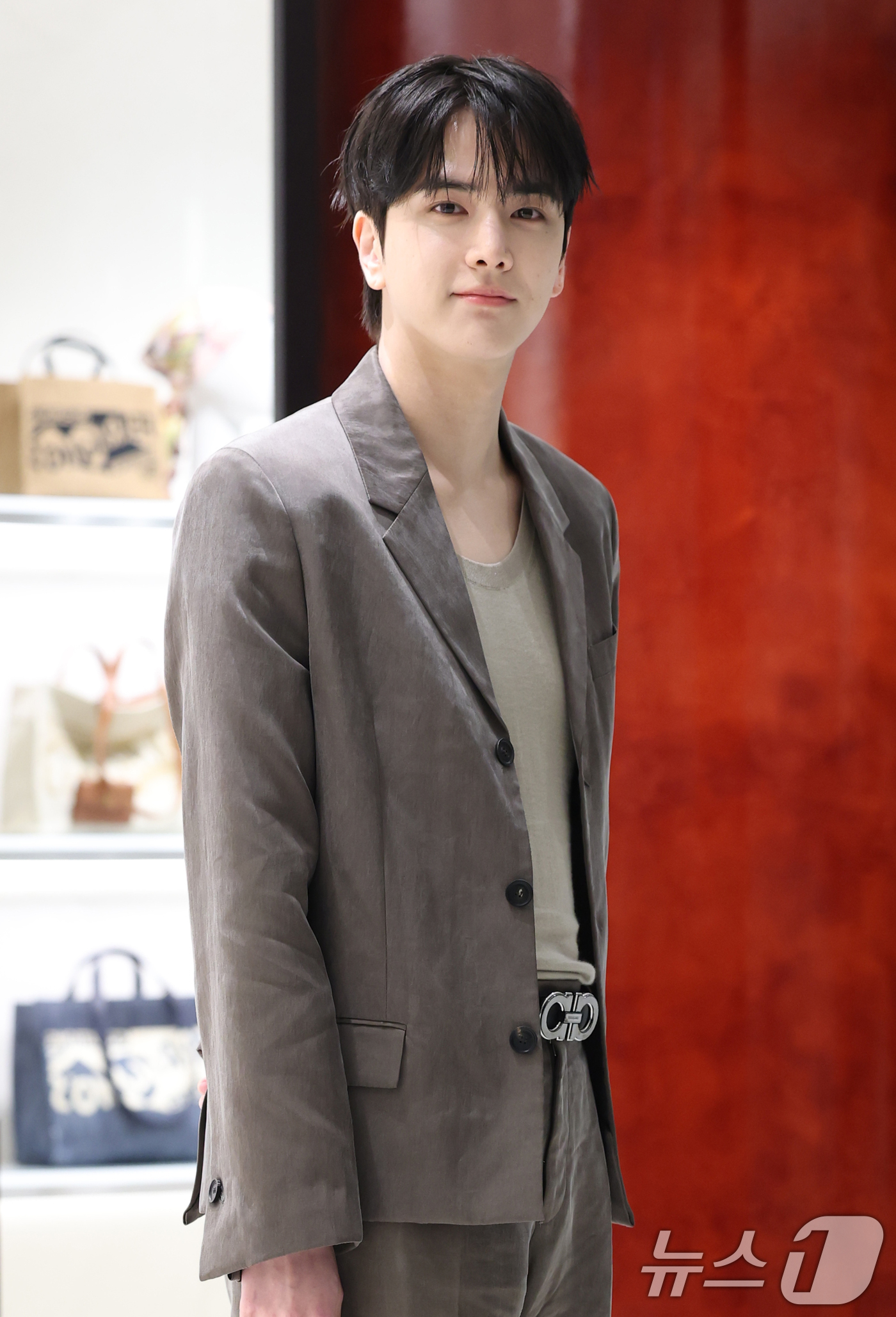 (서울=뉴스1) 권현진 기자 = 더보이즈 영훈이 7일 오후 서울 영등포구 더현대 서울에서 열린 페라가모 부티크 오픈 기념 행사에 참석해 포즈를 취하고 있다. 2025.7.7/뉴스1 …