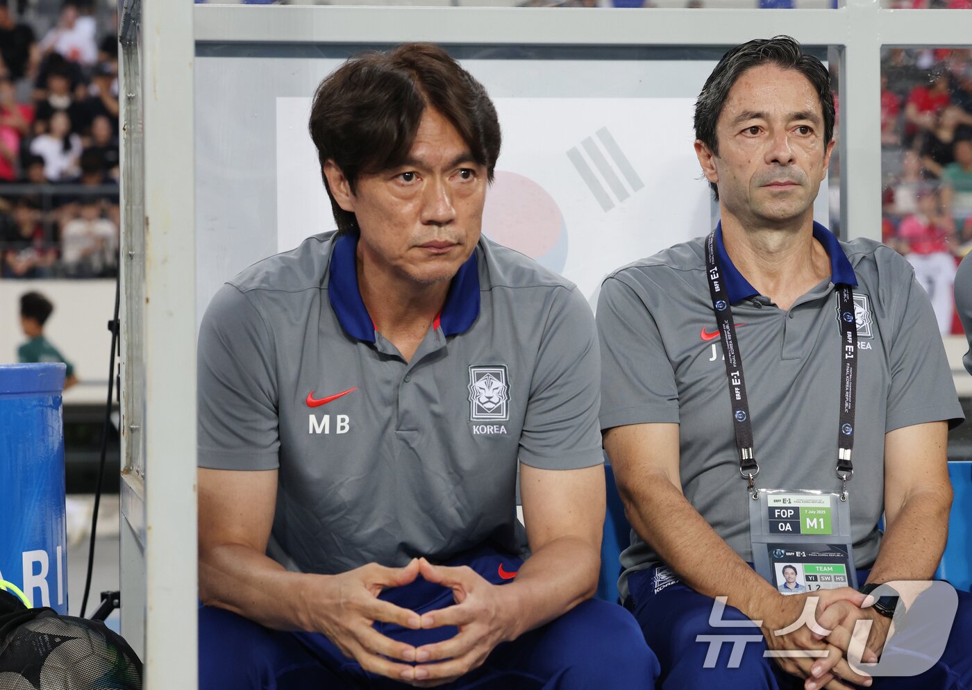본문 이미지 - 홍명보 대한민국 축구 국가대표팀 감독이 7일 오후 경기 용인시 처인구 용인미르스타디움에서 열린 2025 동아시아축구연맹(EAFF) E-1 챔피언십 남자부 대한민국과 중국의 경기 전 선수들을 지켜보고 있다. 2025.7.7/뉴스1 ⓒ News1 김영운 기자