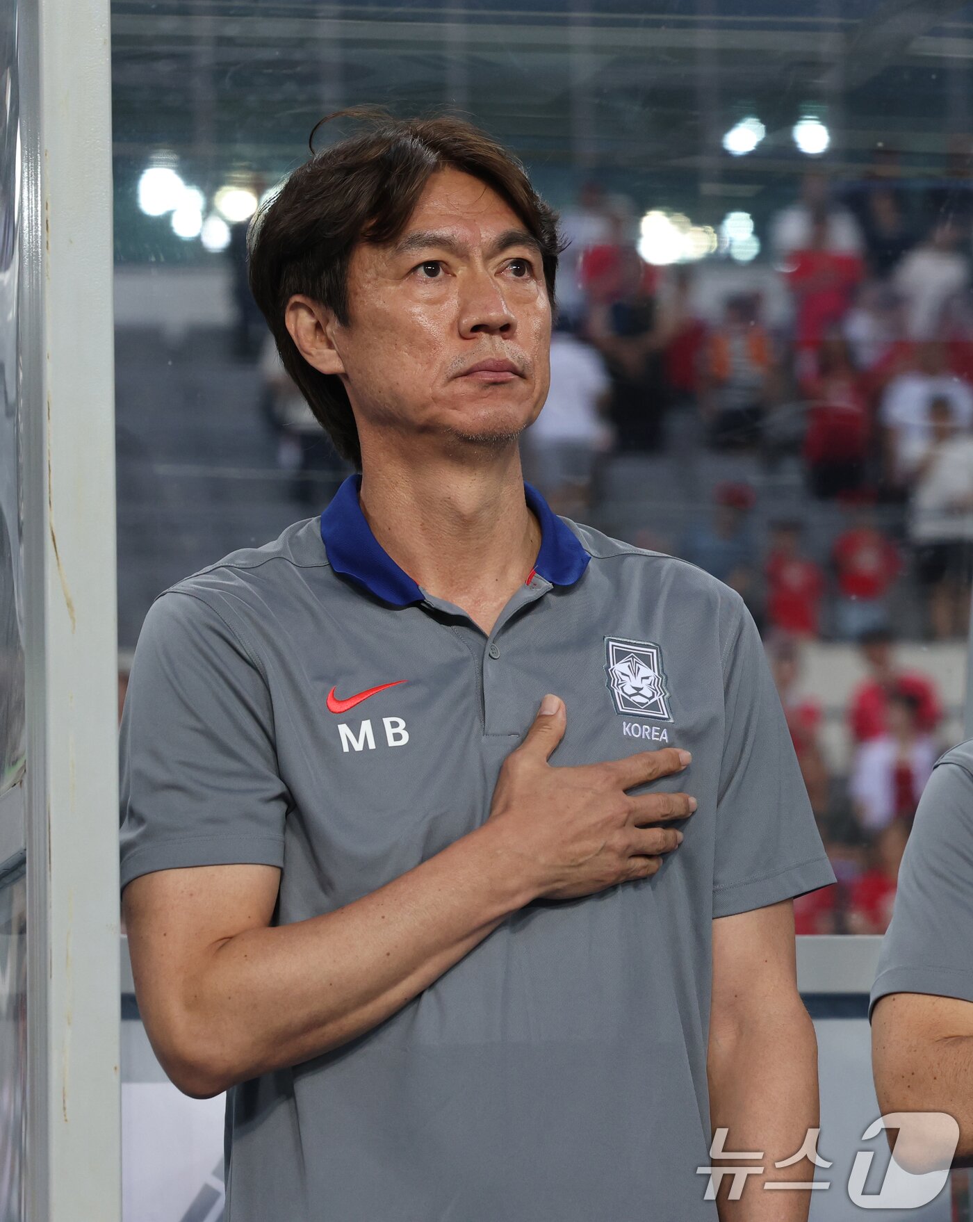본문 이미지 - 홍명보 대한민국 축구 국가대표팀 감독이 7일 오후 경기 용인시 처인구 용인미르스타디움에서 열린 2025 동아시아축구연맹&#40;EAFF&#41; E-1 챔피언십 남자부 대한민국과 중국의 경기 전 국기에 대한 경례를 하고 있다. 2025.7.7/뉴스1 ⓒ News1 김영운 기자