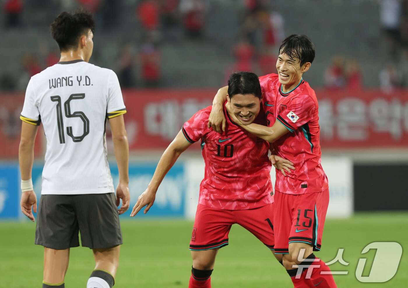 본문 이미지 - 이동경이 7일 오후 경기 용인시 처인구 용인미르스타디움에서 열린 2025 동아시아축구연맹&#40;EAFF&#41; E-1 챔피언십 남자부 대한민국과 중국의 경기에서 선제골을 넣고 기뻐하고 있다. 2025.7.7/뉴스1 ⓒ News1 김영운 기자