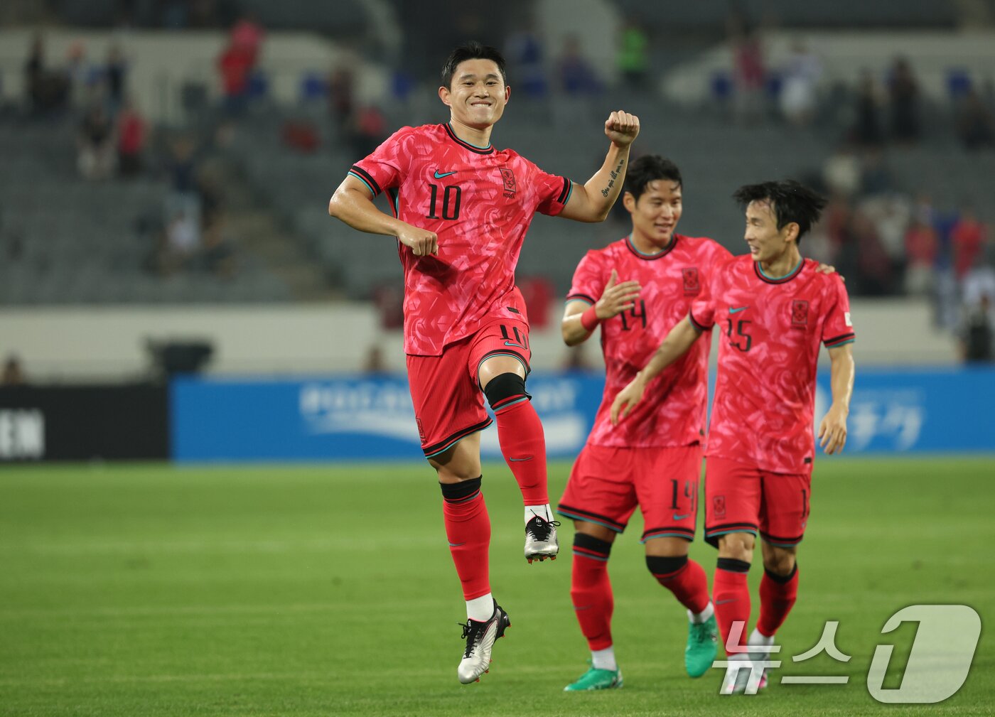 본문 이미지 - 이동경이 7일 오후 경기 용인시 처인구 용인미르스타디움에서 열린 2025 동아시아축구연맹&#40;EAFF&#41; E-1 챔피언십 남자부 대한민국과 중국의 경기에서 선제골을 넣고 기뻐하고 있다. 2025.7.7/뉴스1 ⓒ News1 김영운 기자