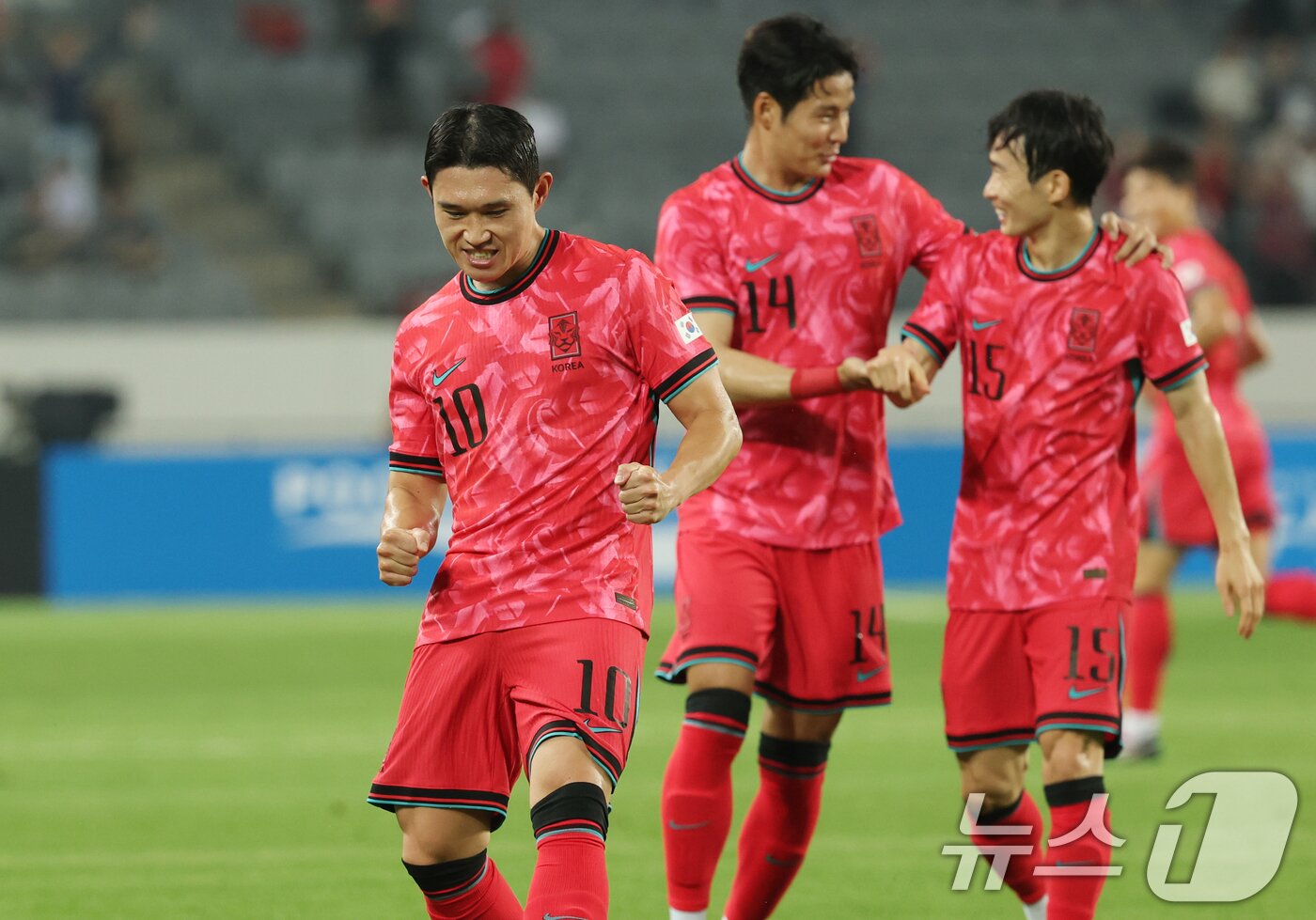 본문 이미지 - 이동경이 7일 오후 경기 용인시 처인구 용인미르스타디움에서 열린 2025 동아시아축구연맹(EAFF) E-1 챔피언십 남자부 대한민국과 중국의 경기에서 선제골을 넣고 기뻐하고 있다. 2025.7.7/뉴스1 ⓒ News1 김영운 기자