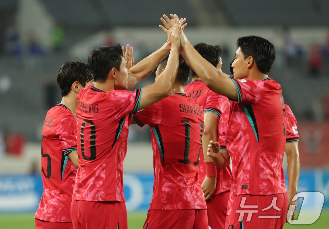 본문 이미지 - 이동경이 7일 오후 경기 용인시 처인구 용인미르스타디움에서 열린 2025 동아시아축구연맹&#40;EAFF&#41; E-1 챔피언십 남자부 대한민국과 중국의 경기에서 선제골을 넣고 기뻐하고 있다. 2025.7.7/뉴스1 ⓒ News1 김영운 기자