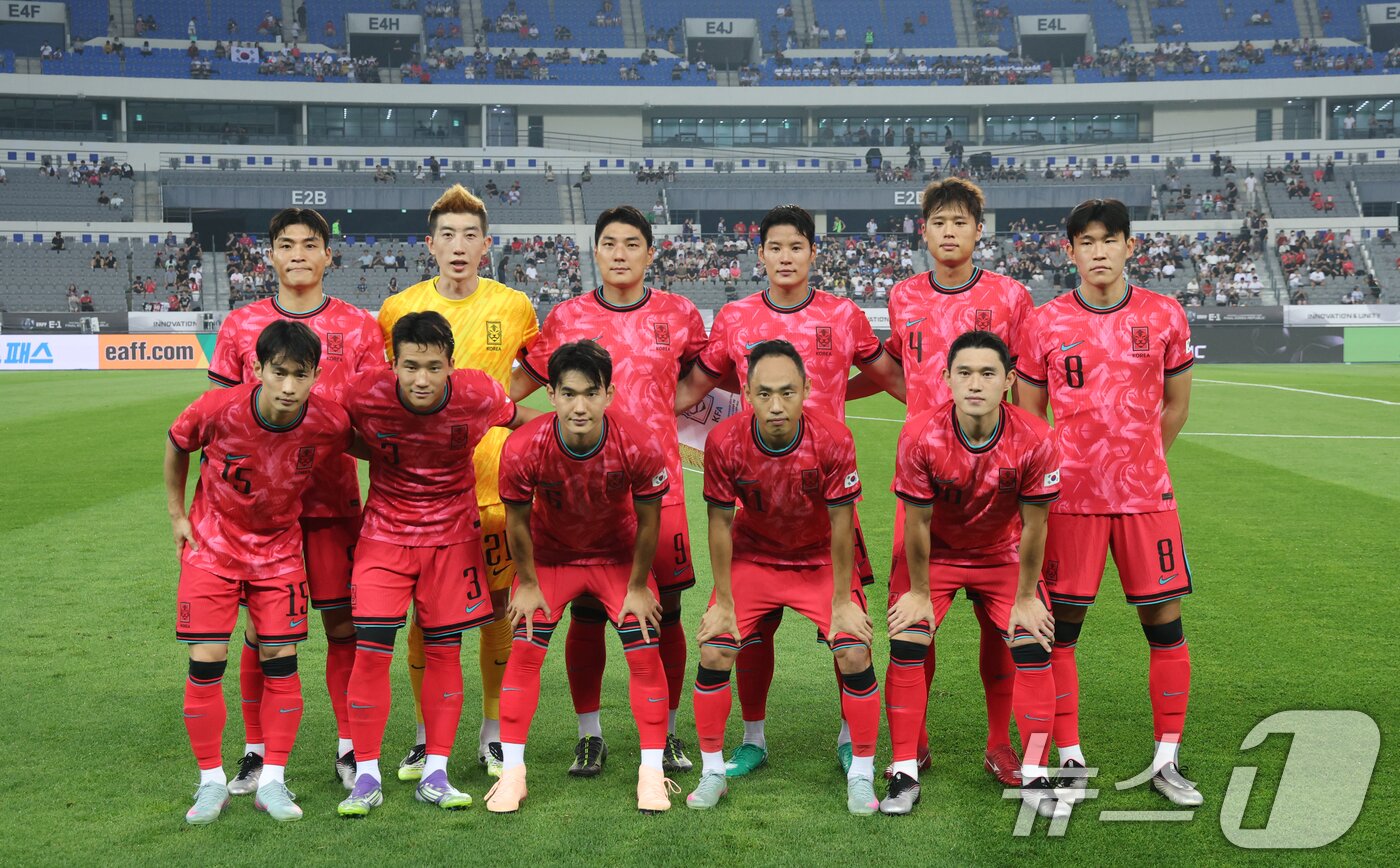 본문 이미지 - 대한민국 축구 국가대표팀 선수들이 7일 오후 경기 용인시 처인구 용인미르스타디움에서 열린 2025 동아시아축구연맹&#40;EAFF&#41; E-1 챔피언십 남자부 대한민국과 중국의 경기 시작 전 기념촬영을 하고 있다. 2025.7.7/뉴스1 ⓒ News1 김영운 기자