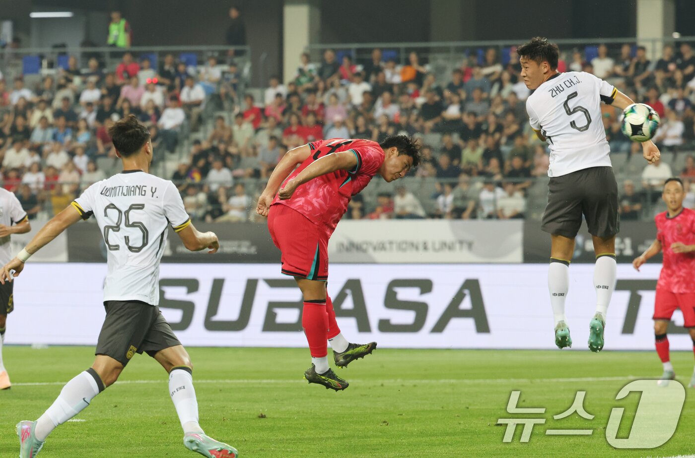 본문 이미지 - 주민규가 7일 오후 경기 용인시 처인구 용인미르스타디움에서 열린 2025 동아시아축구연맹&#40;EAFF&#41; E-1 챔피언십 남자부 대한민국과 중국의 경기에서 헤더슛을 하고 있다. 2025.7.7/뉴스1 ⓒ News1 김영운 기자