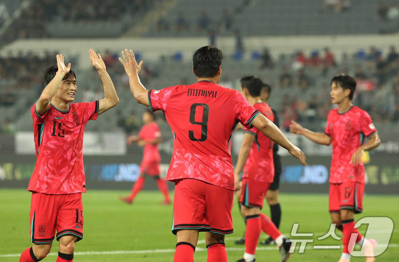 본문 이미지 - 주민규가 7일 오후 경기 용인시 처인구 용인미르스타디움에서 열린 2025 동아시아축구연맹&#40;EAFF&#41; E-1 챔피언십 남자부 대한민국과 중국의 경기에서 골을 넣은 뒤 기뻐하고 있다. 2025.7.7/뉴스1 ⓒ News1 김영운 기자