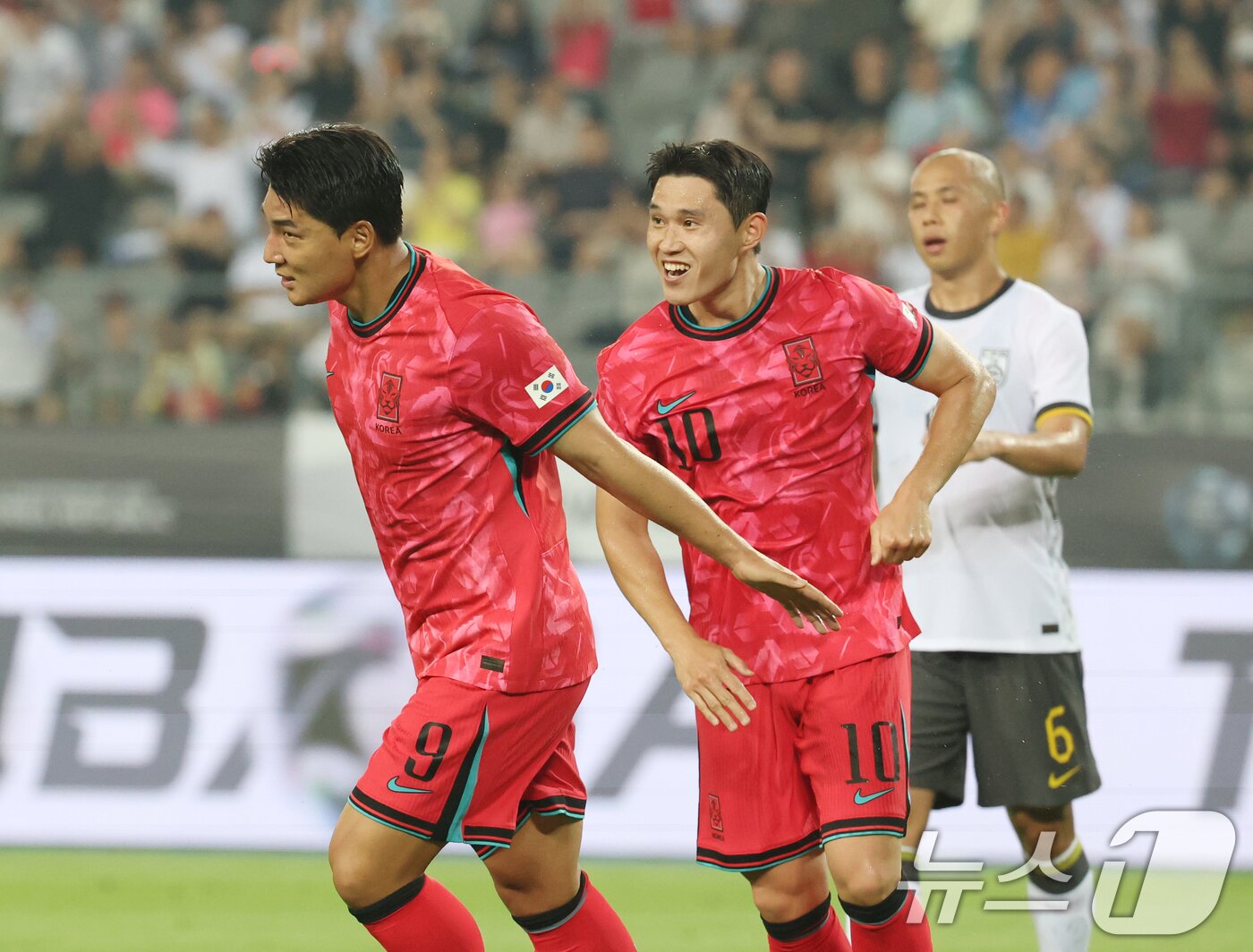 본문 이미지 - 주민규가 7일 오후 경기 용인시 처인구 용인미르스타디움에서 열린 2025 동아시아축구연맹&#40;EAFF&#41; E-1 챔피언십 남자부 대한민국과 중국의 경기에서 골을 넣은 뒤 기뻐하고 있다. 2025.7.7/뉴스1 ⓒ News1 김영운 기자